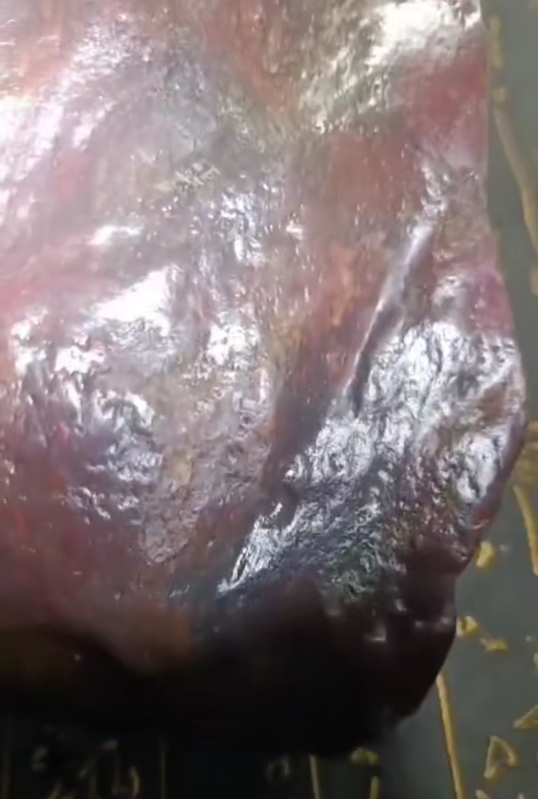 新疆哈密特有红伊丁石(强磁性),2斤重,2.