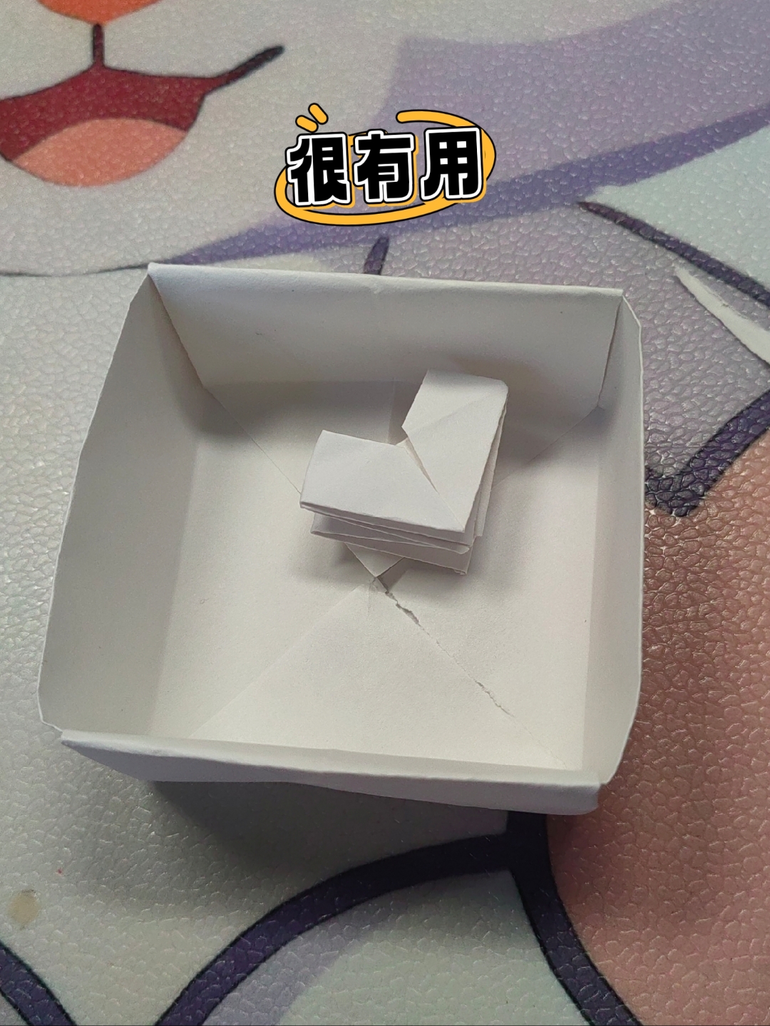这是刚刚折的爱心和盒子相信你们一定会的