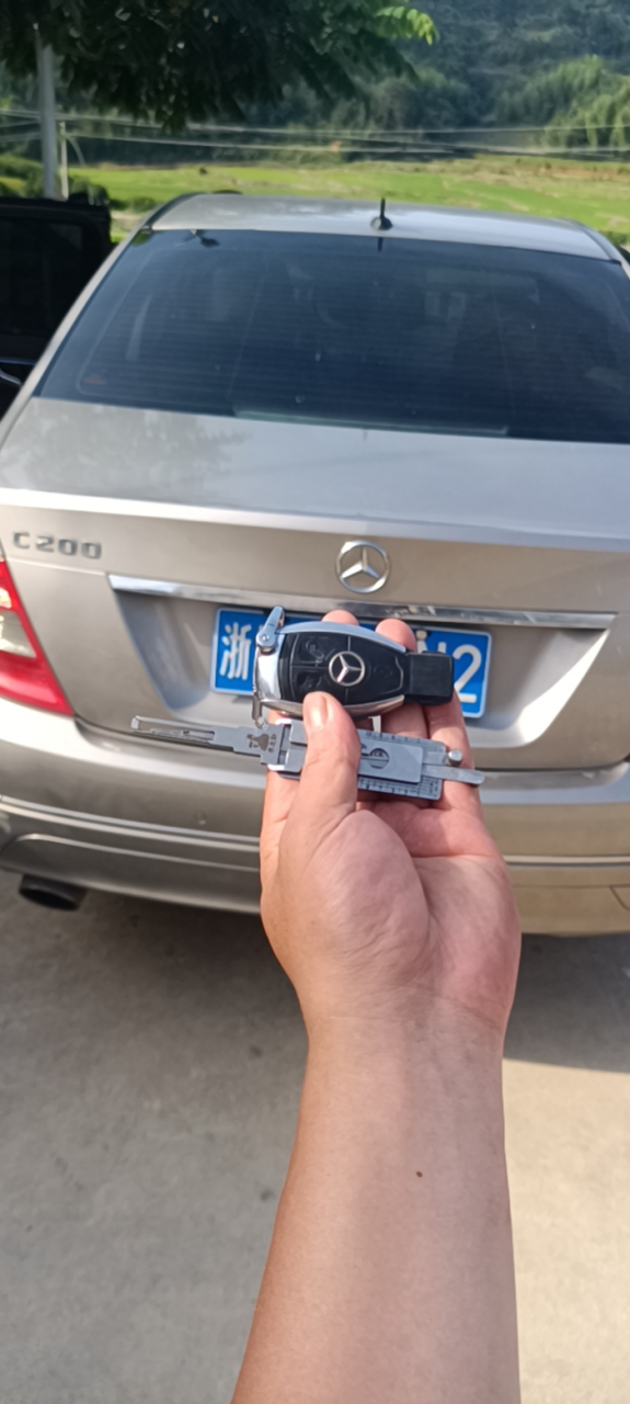 奔驰c200开锁