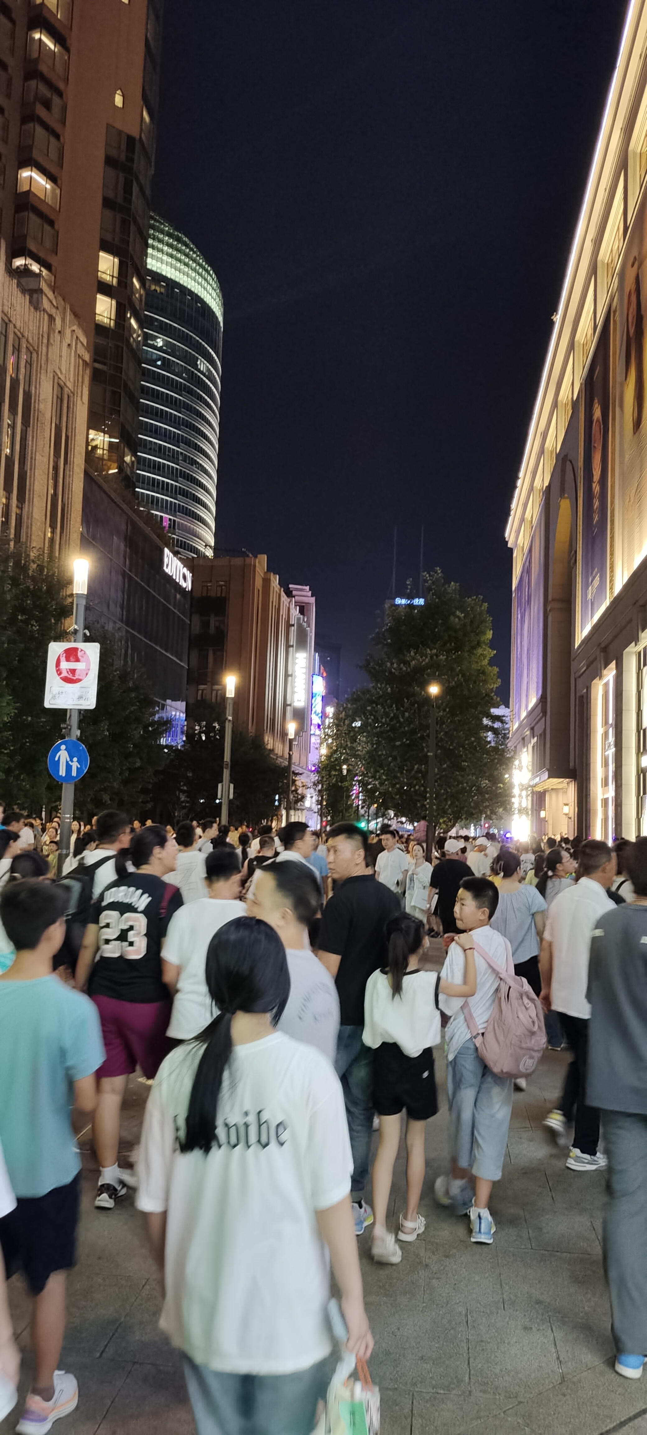 汗流浃背像蒸浴, 热浪扑面似炎燎. 商场寻凉人爆满, 有钱购物兴致高.