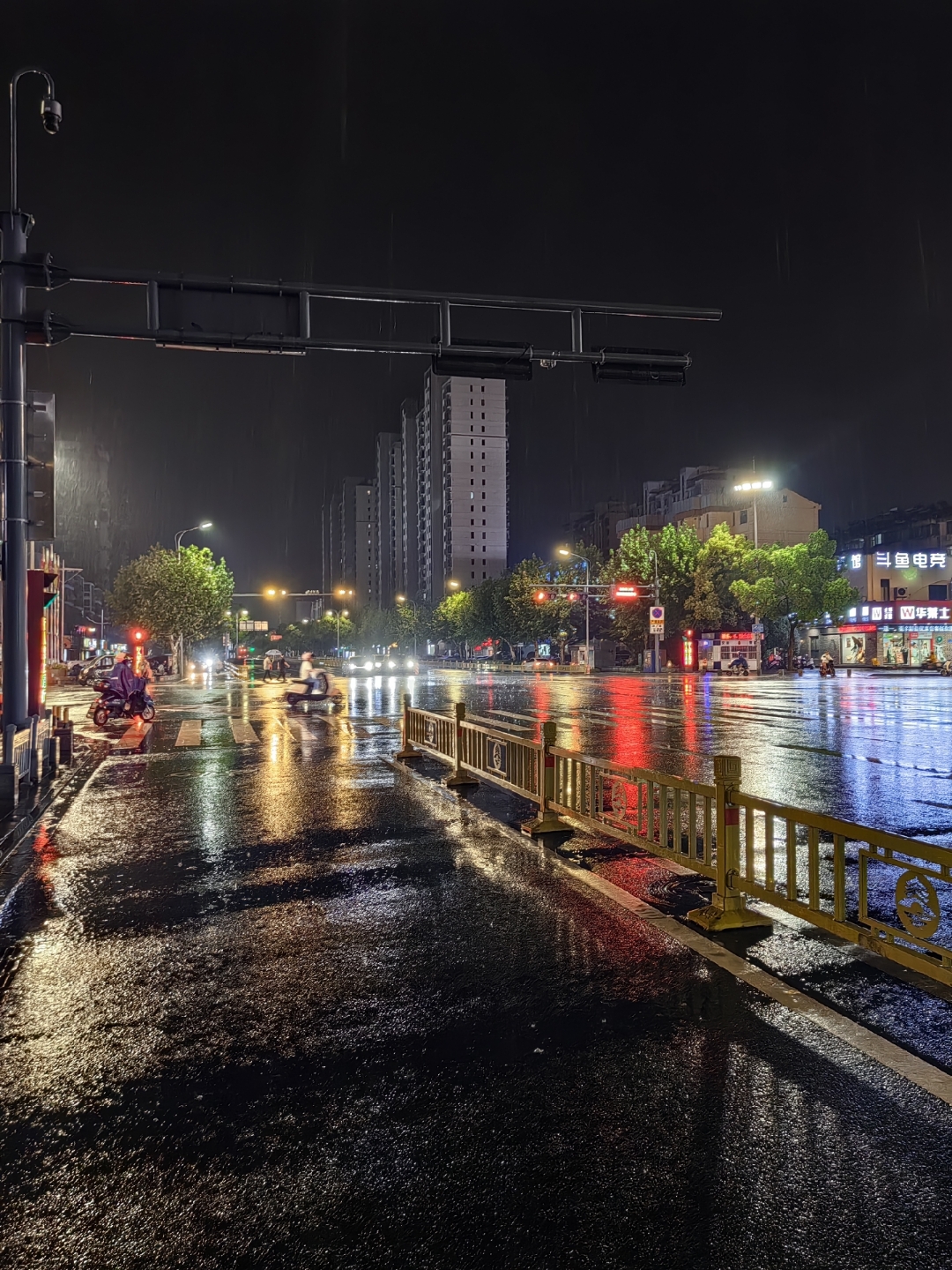 下雨的夜晚 街上图片