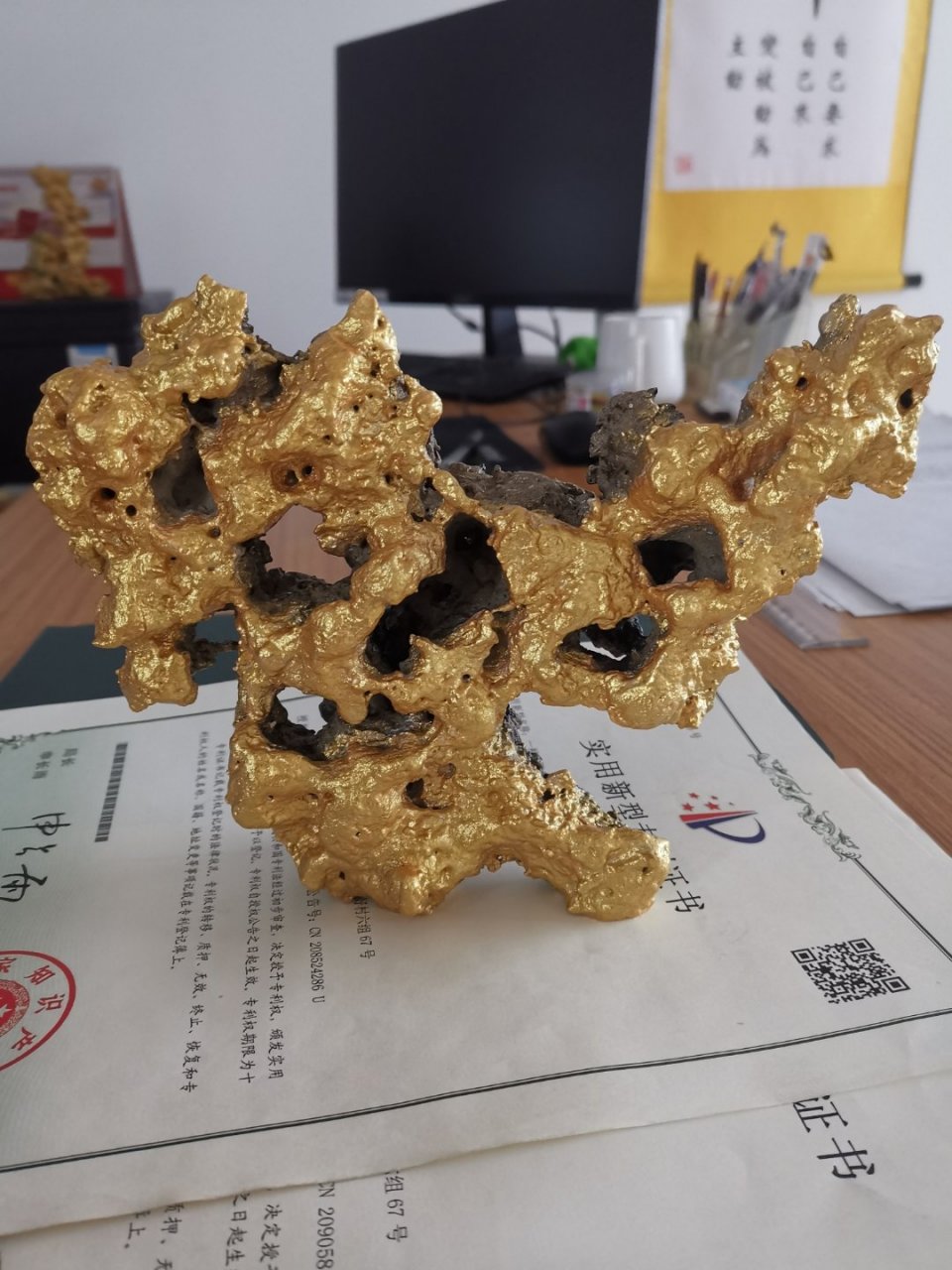 废物利用的小创意# 捡了一块不起眼的泥浆石,清洗,修座,上漆后,成了