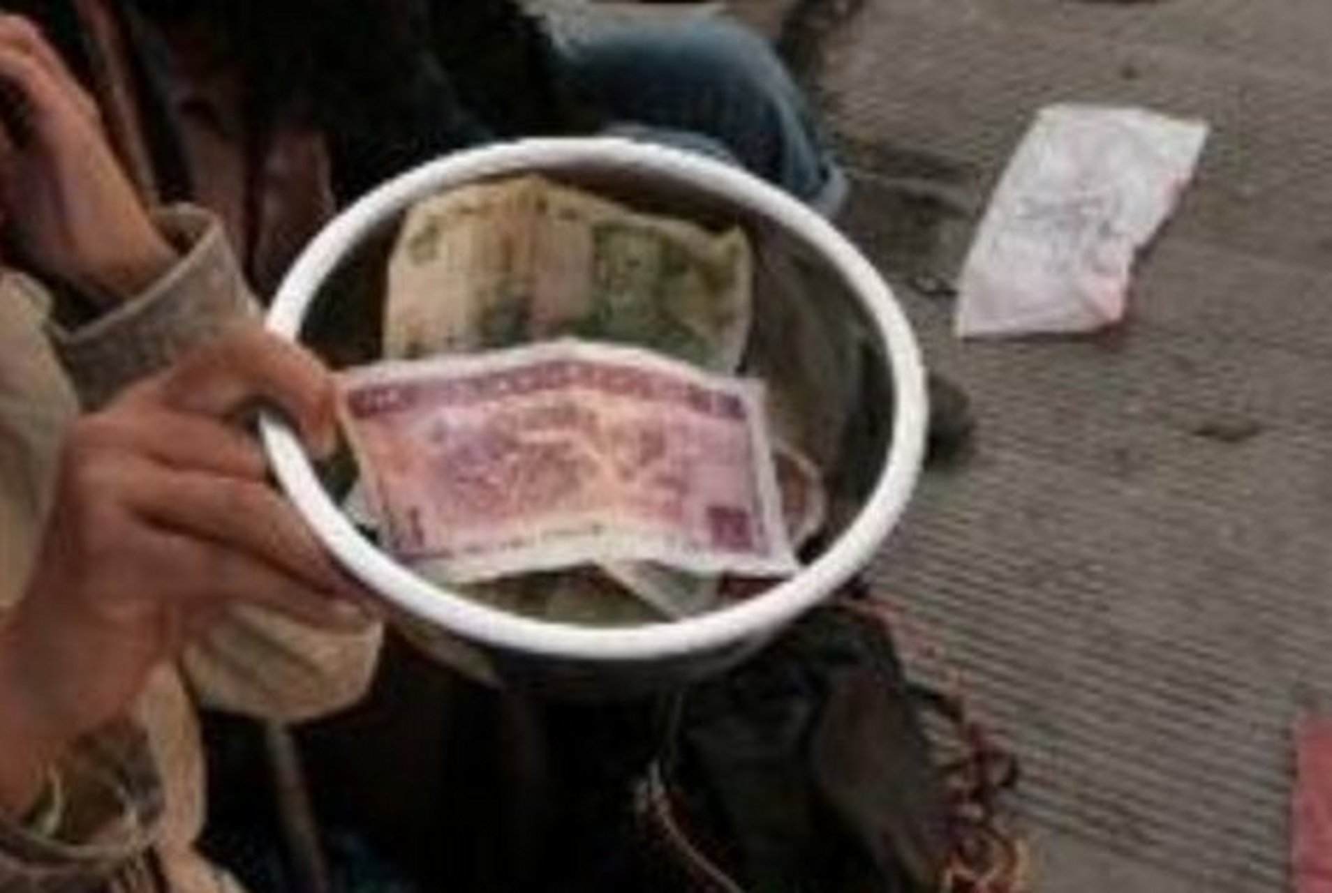 【这个小贩真会做生意,乞丐来讨钱反而成了他的顾客,还满心欢喜而去】