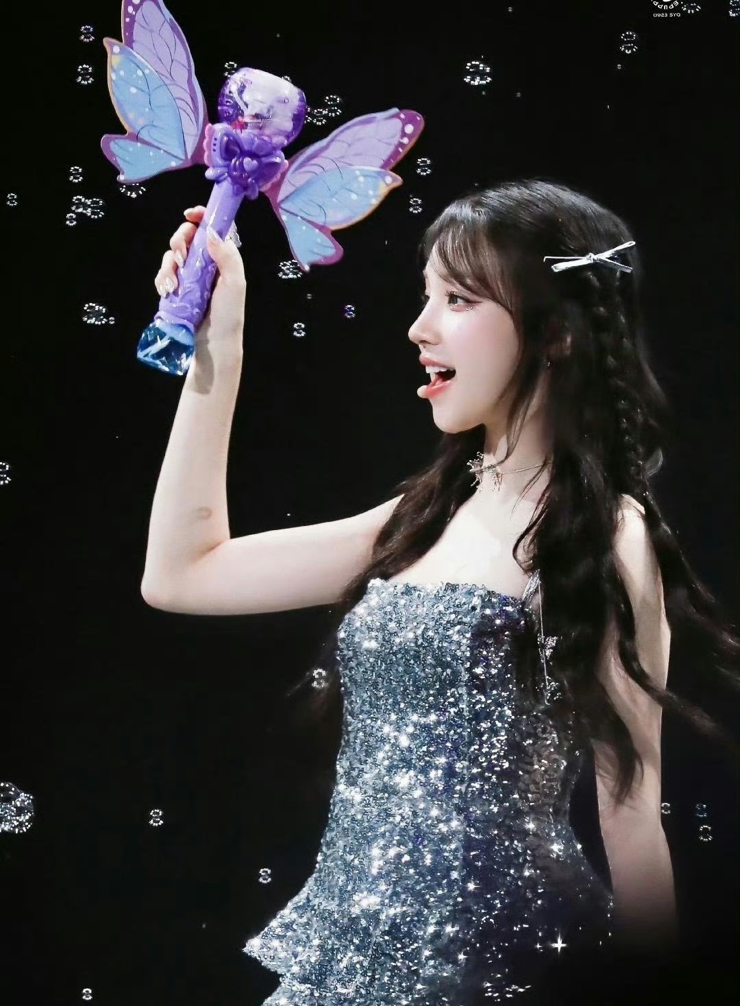 舞台上的她,身着吊带裙,就像一颗闪闪发光的星星,每一个动作,每一