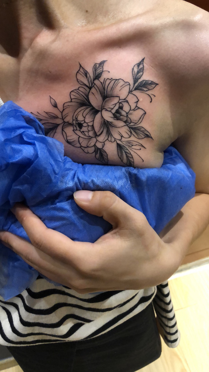 美女的第一个纹身胸口素花 #小清新纹身# #南京雪刺青# #纹身