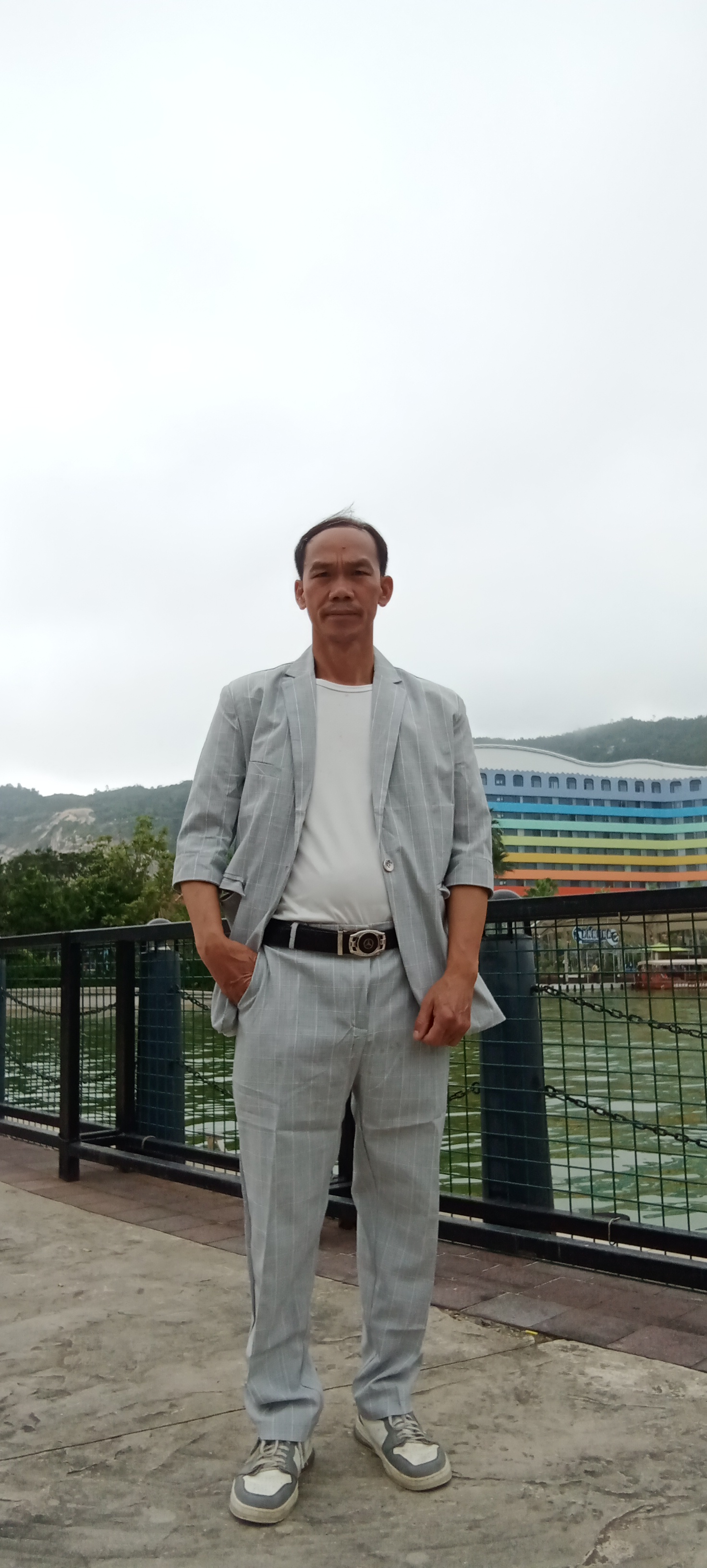 飞得更高 作者:陈耀名 年少时对流言惧畏, 所有想法唯在心底绯徊