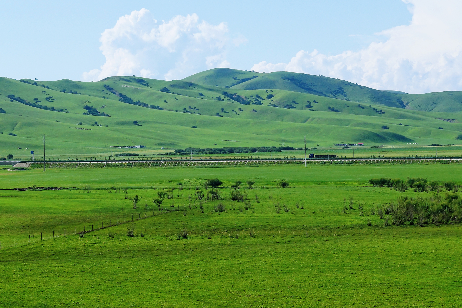 90兴安岭上兴安盟,科尔沁草原的腹地里,九曲乌兰河缓缓流淌,丘陵
