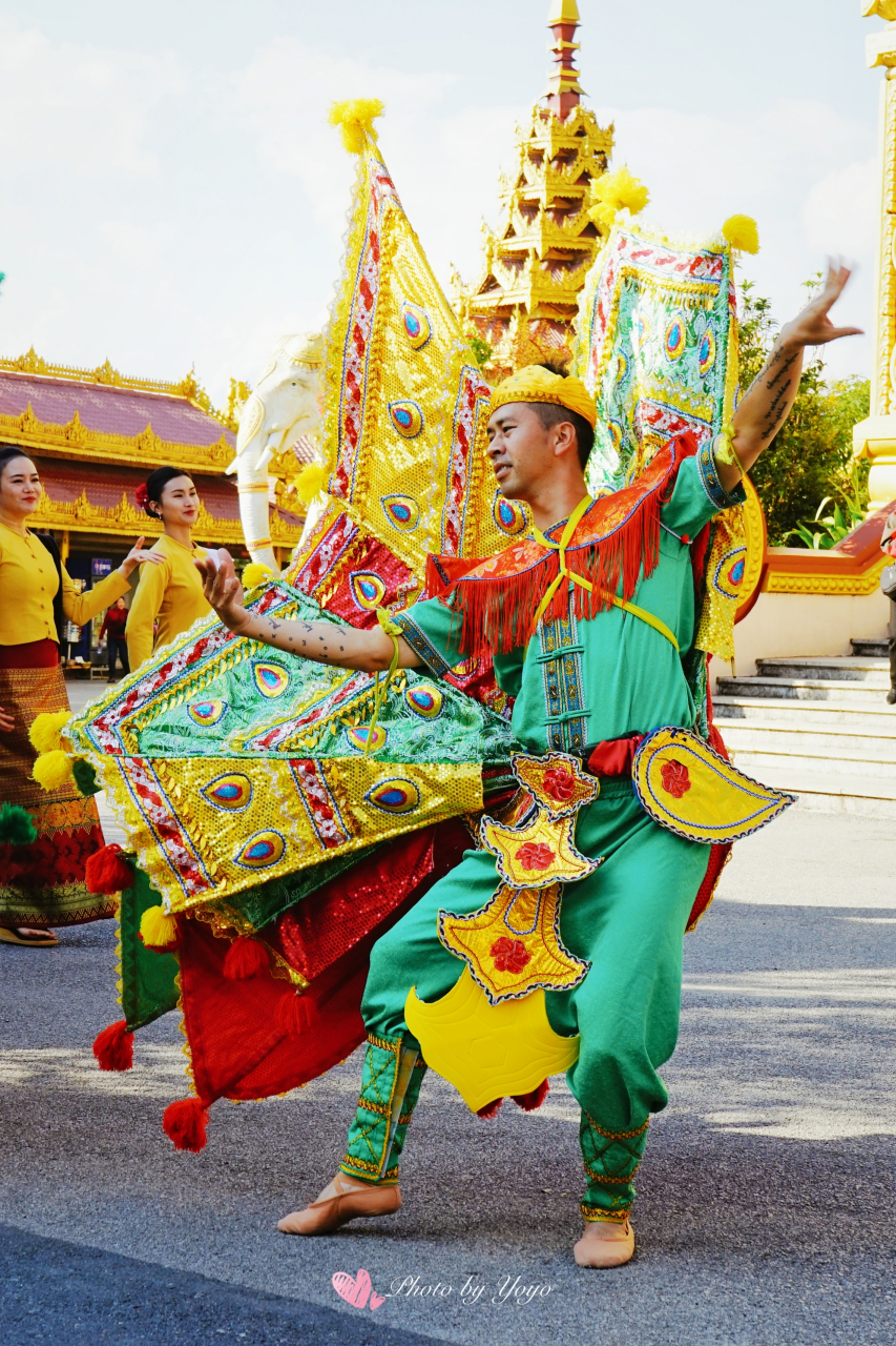 08傣族民间传统艺术架子孔雀舞有悠长的历史,是傣族社会最原始,最