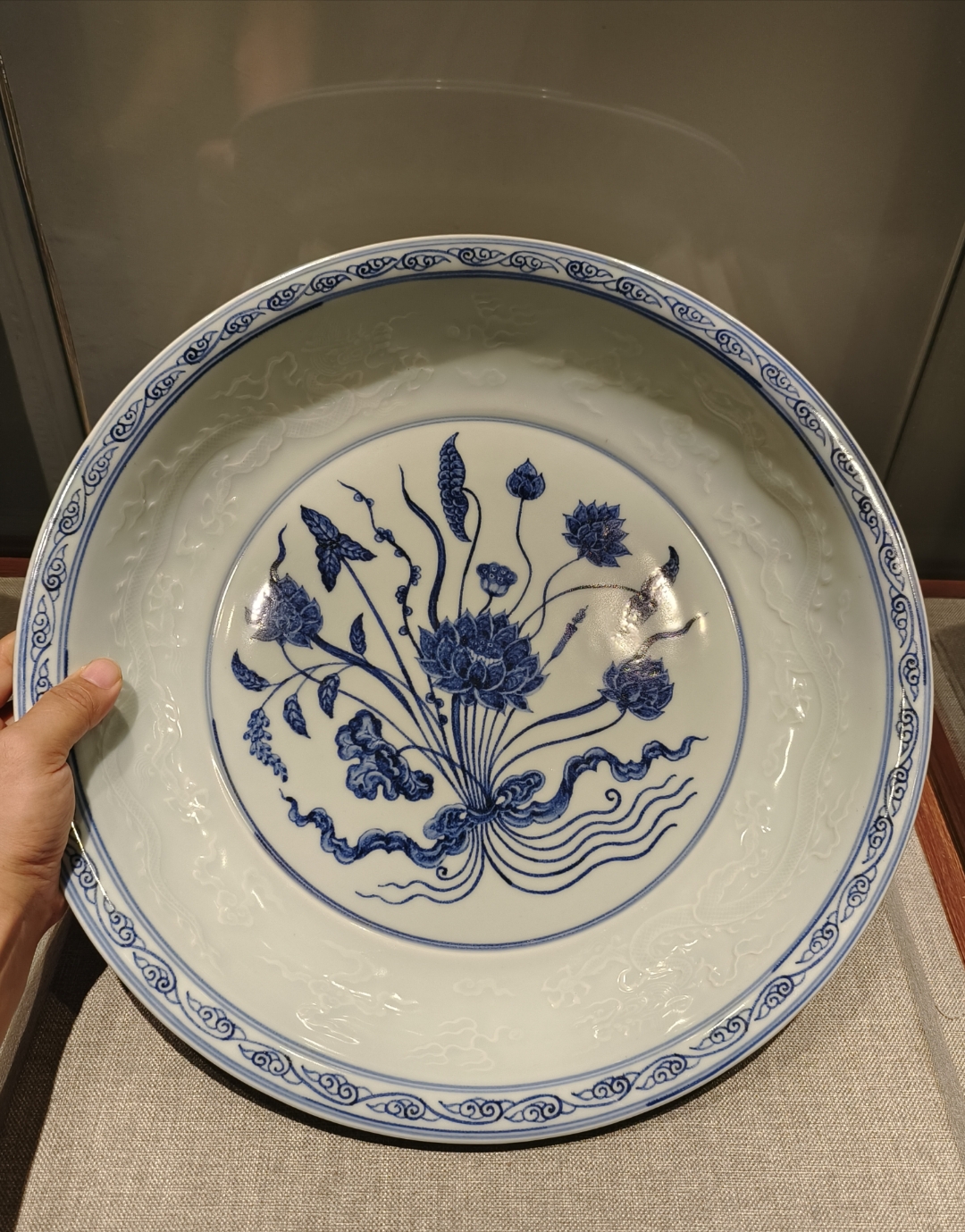 大明宣德年制青花一束莲纹大盘