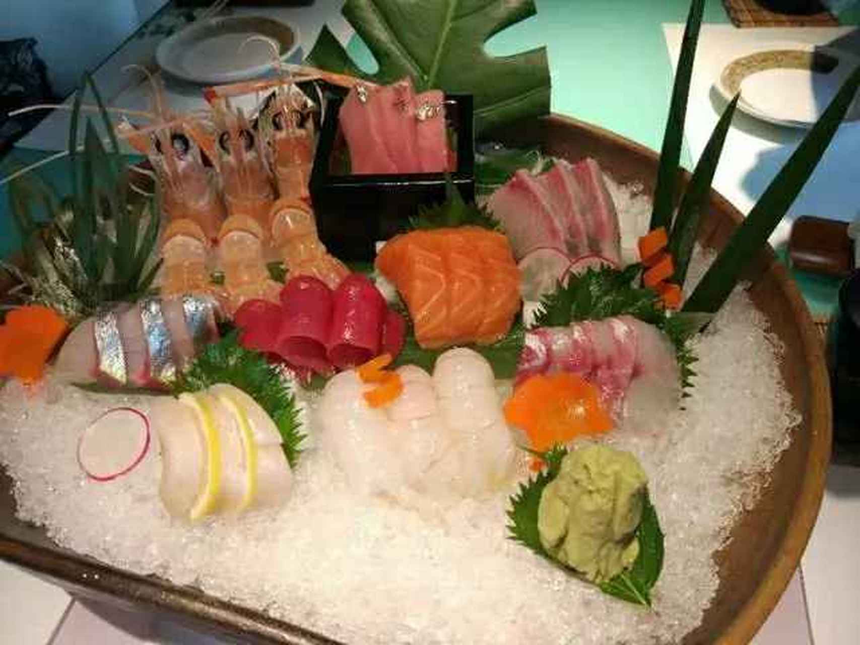 桌袱料理是中国式的料理,有蘑菇,鱼糕,蔬菜的汤面,卤面等.