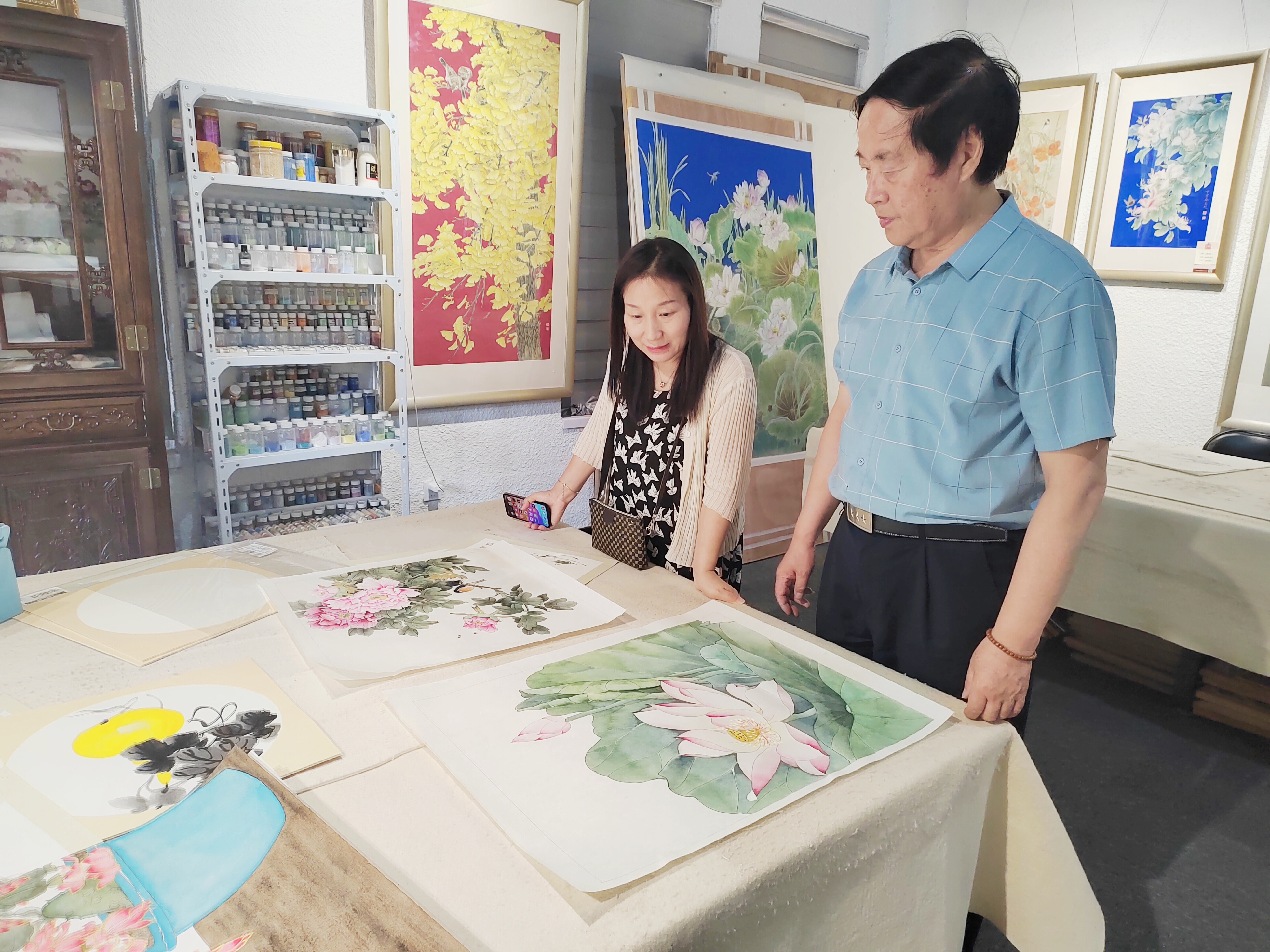 艺术现场:著名工笔画家梁志超先生为学生秦丽珍点评,指导作品.