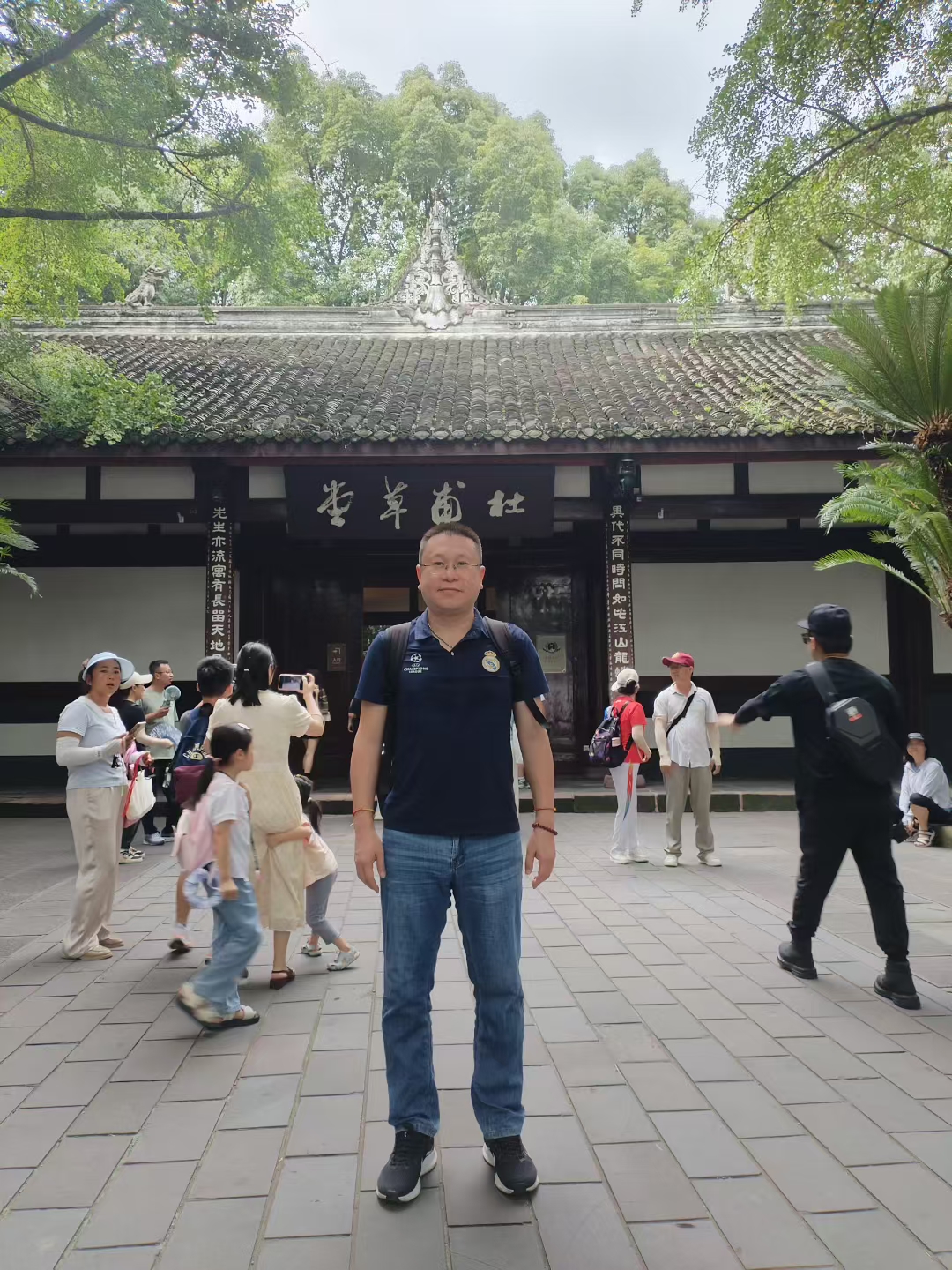 心怀故国生忧闷, 夜雨偏逢屋漏凄. 倏而有感诗愁发, 一气呵成板壁题