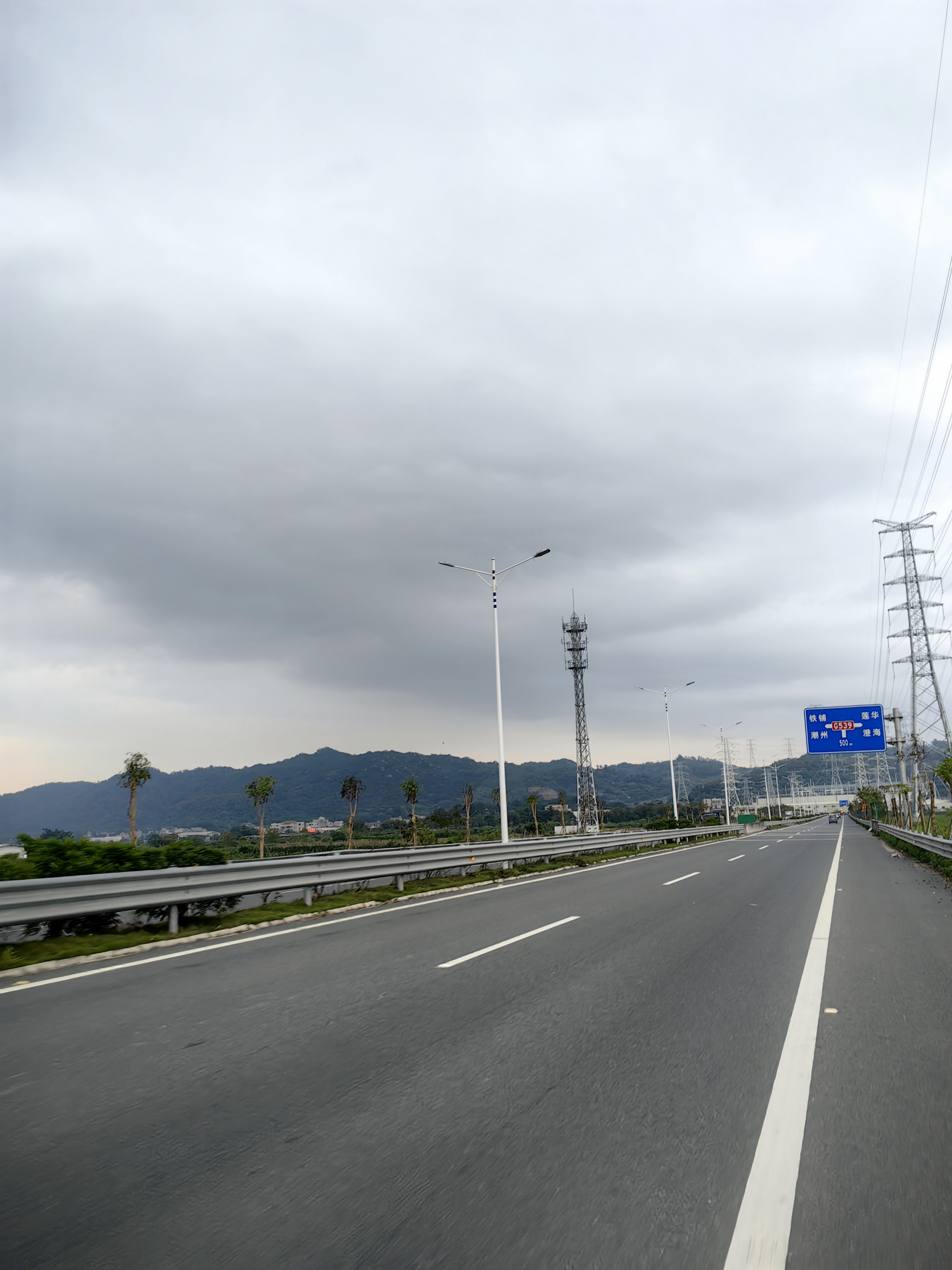 雨后北环,灰色调中的蓝色诗意