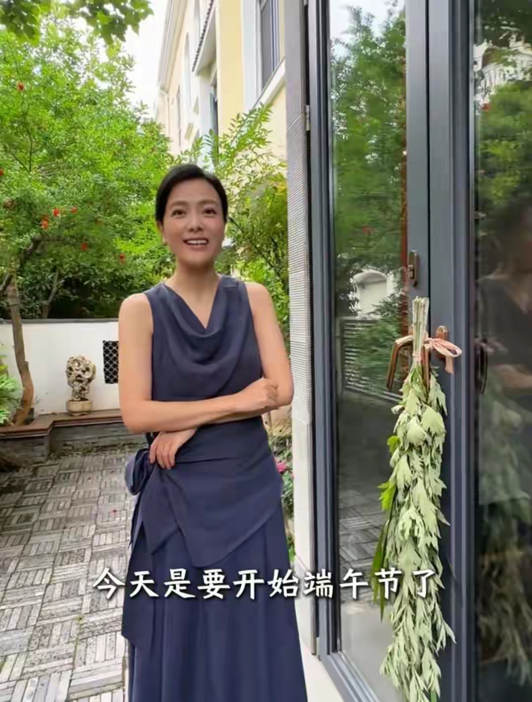 马上到端午节了,湖南台主持人一哥汪涵老婆杨乐乐逛沙某菜市场顺甭蝌