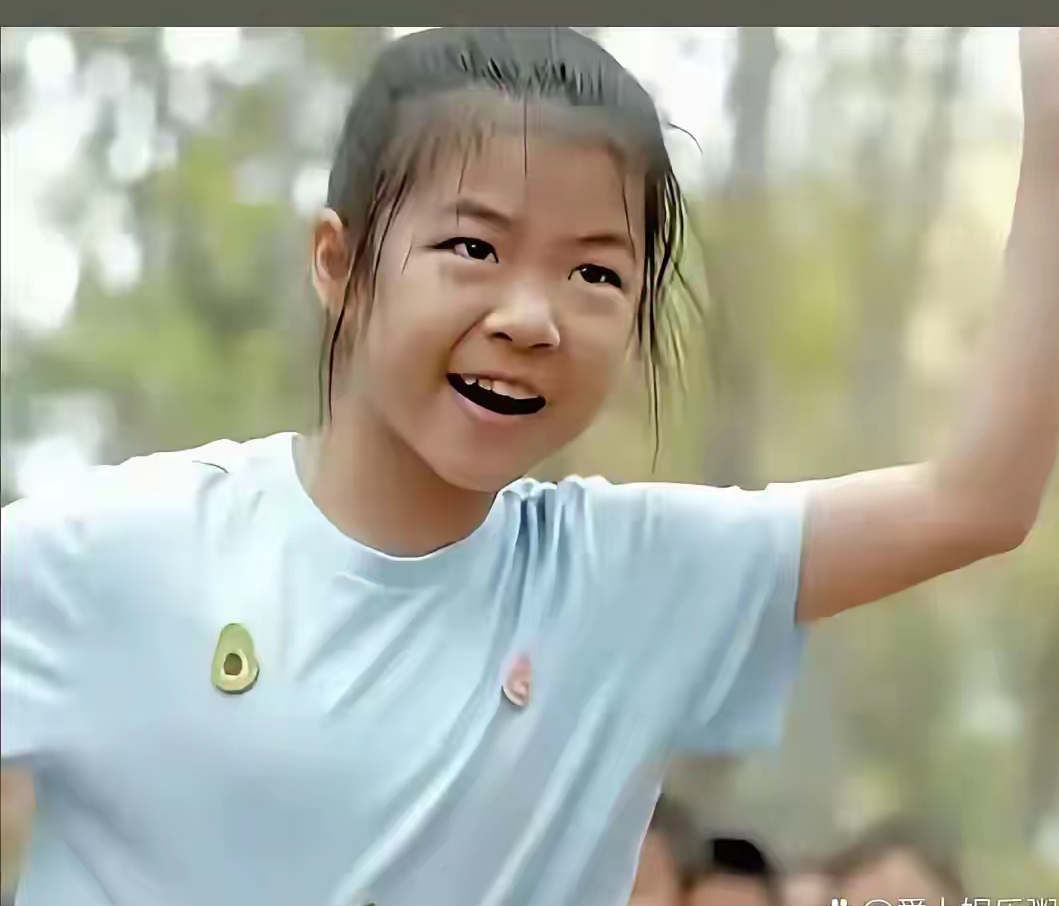 看来妈妈再好看也没用,爸爸的基因很重要啊!