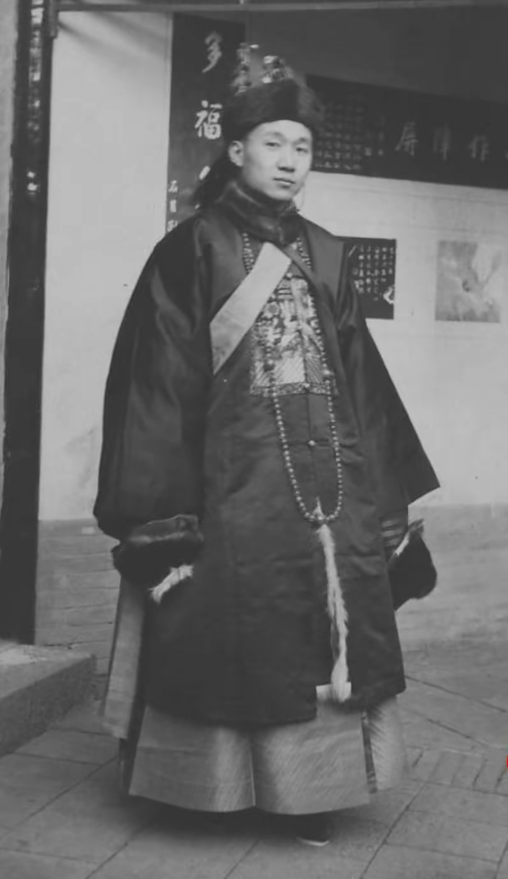 清末时期非常罕见的一张照片,年轻的孔祥熙,穿着大清官服拍照.