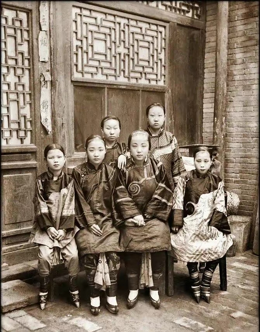 清末时期,一群裹小脚的可怜女人,清朝的装扮真的一言难尽.