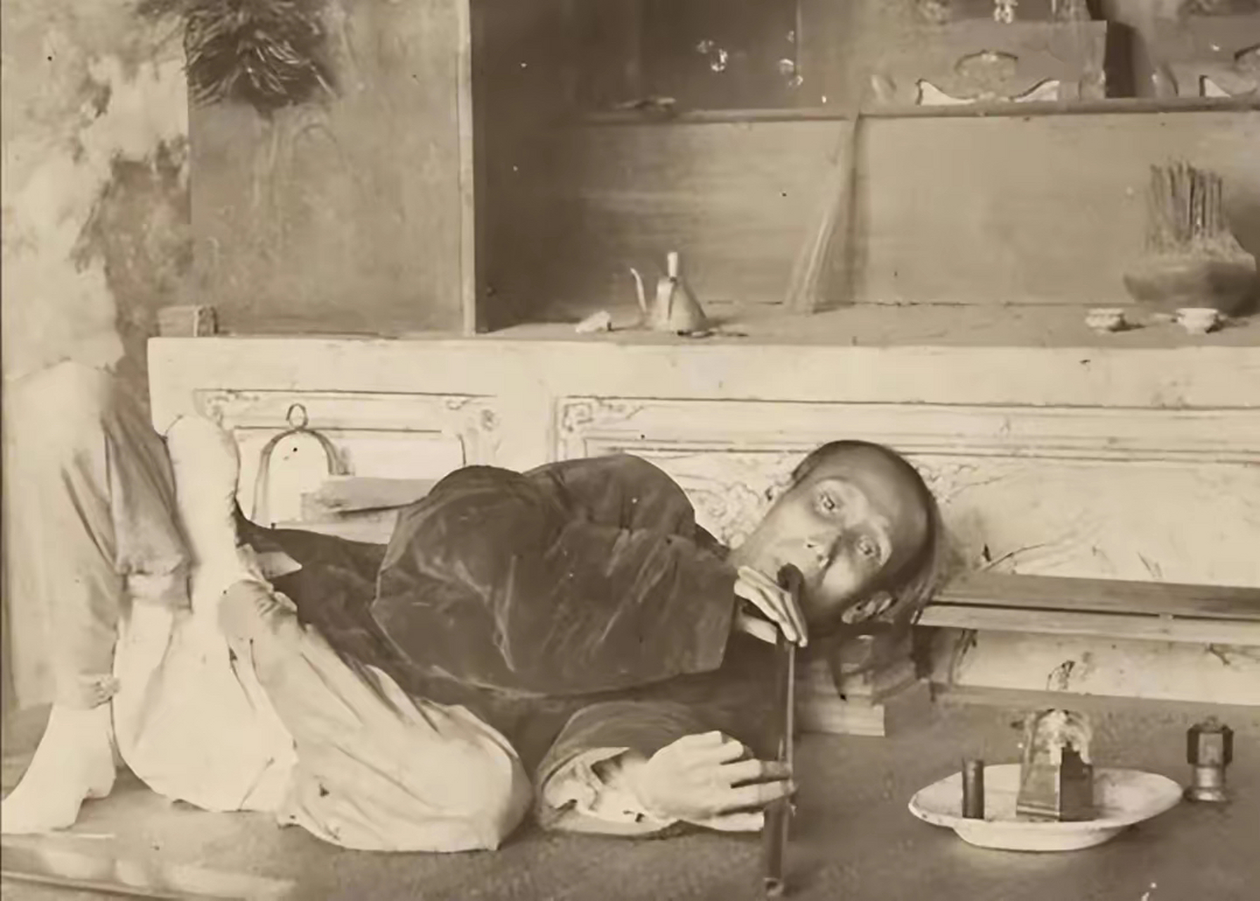 清朝末期算是最黑暗的时刻,鸦片盛行,很多人都在家抽大烟.