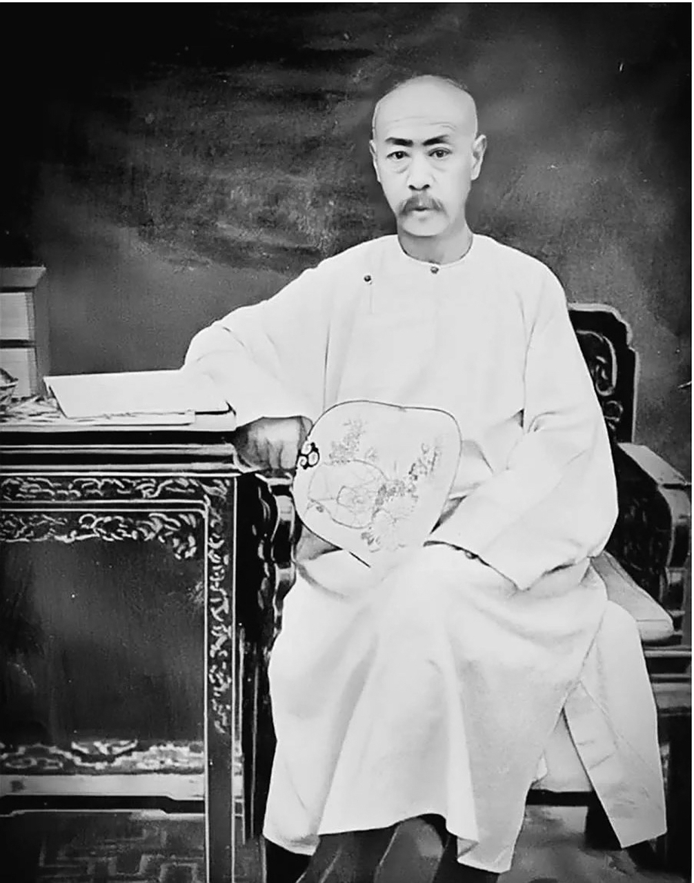 大清的铁帽子王奕劻,一生政绩平平,敛财是一把手,除了和珅就属他了