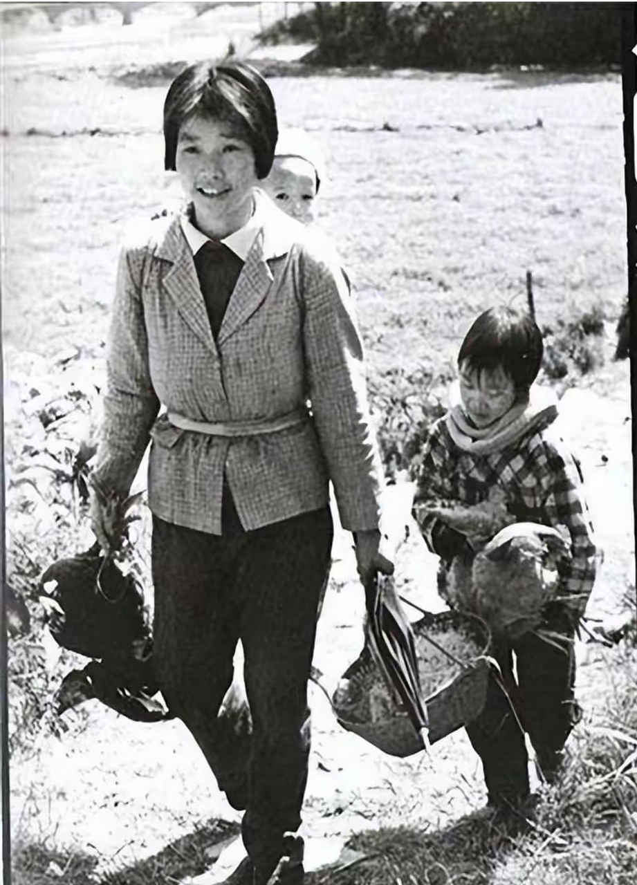 80年代回娘家,想起一首歌吗"左手一只鸡,右手一只鸭,背上背一个胖娃娃