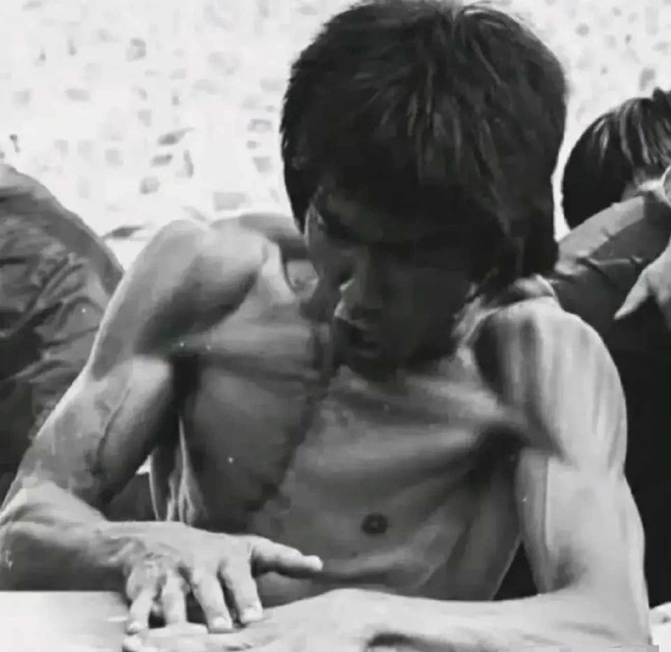 1973年,李小龙的真实练功照,这肌肉线条!
