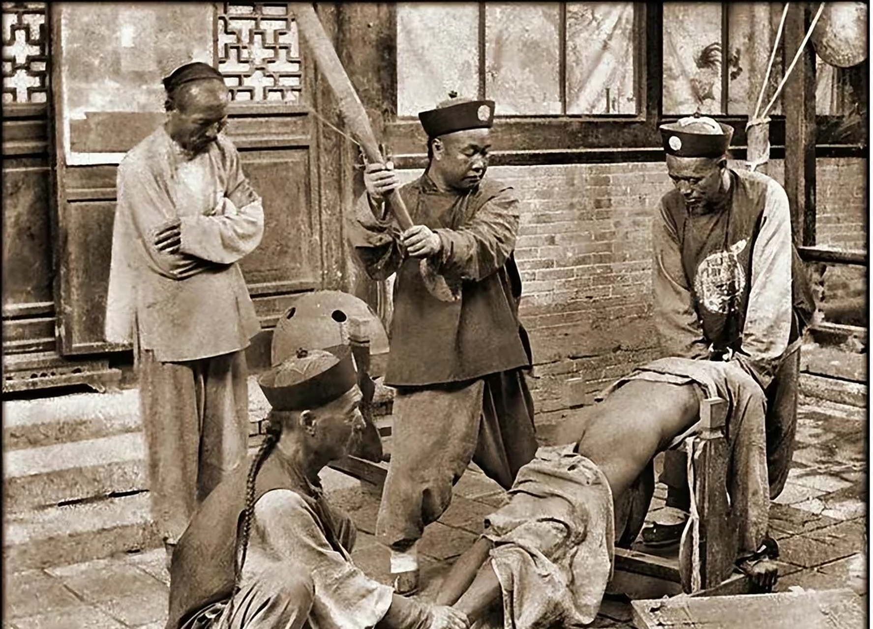 清朝真实的棒刑,这棍棒打在赤裸裸的屁股上,可不是电视剧里演演的.