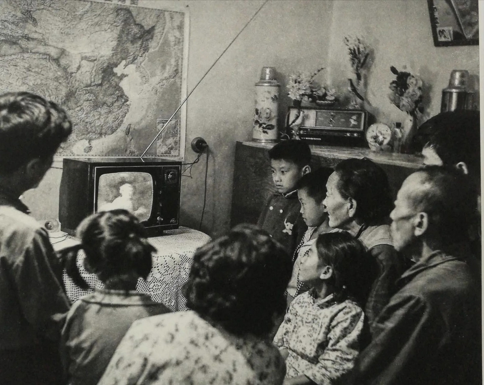 80年代的黑白老电视机,在当时能一家几口人坐一起看电视也是非常幸福
