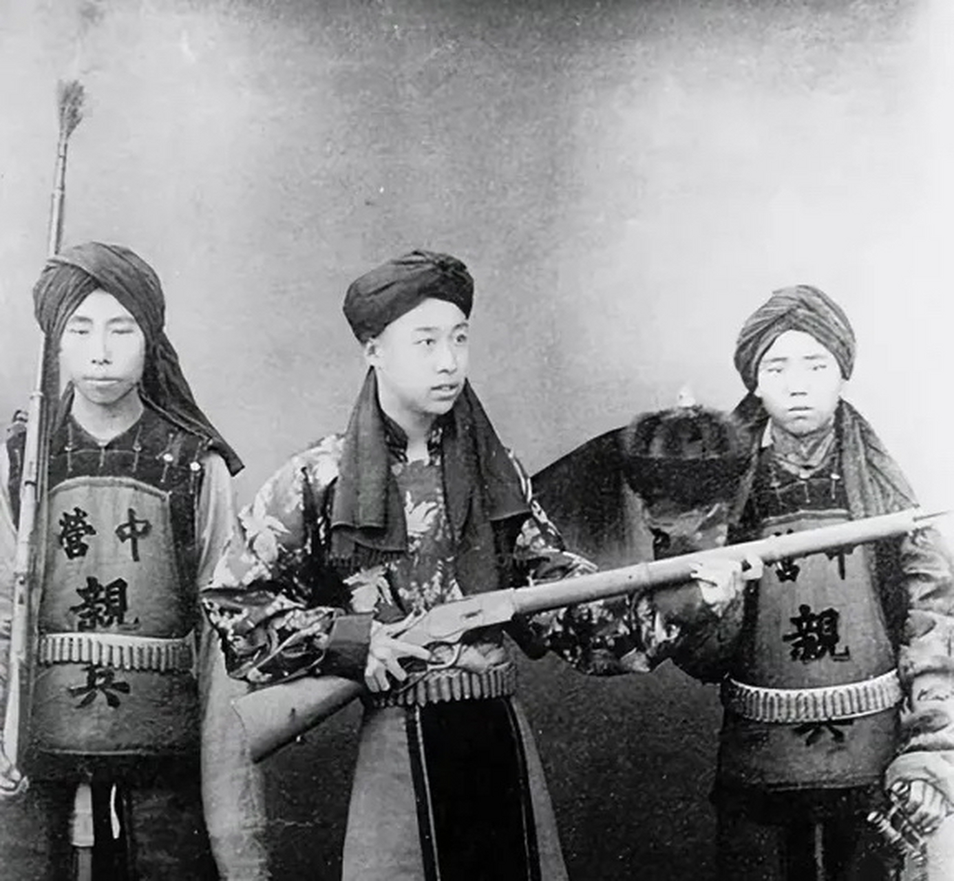 清朝末期,清朝营中清兵的照片.配有步枪和望远镜.