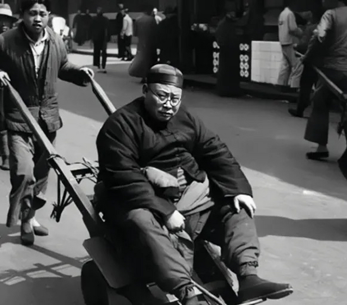 民国初年,一位衣着华丽的老爷和他的车夫,这老爷体型臃肿富态,和他的