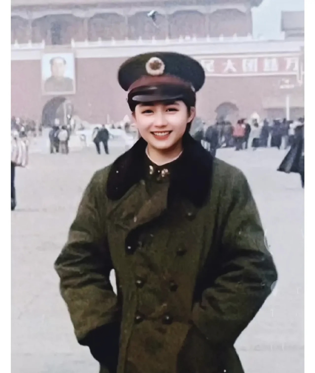 90年代一位女兵在天安门广场拍照,这位女兵的颜值放到现在也是属于一