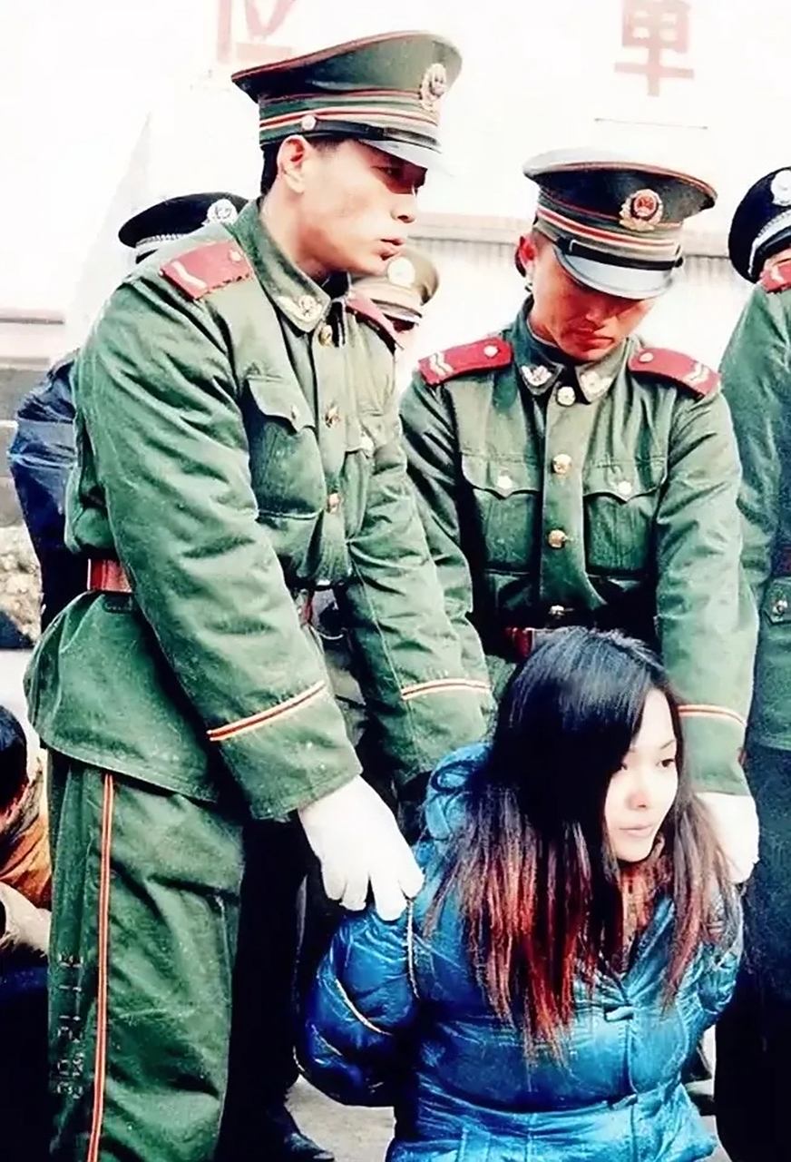 90年代,一位美女死刑犯被押解着奔赴刑场,虽然素颜依旧能看出五官清秀