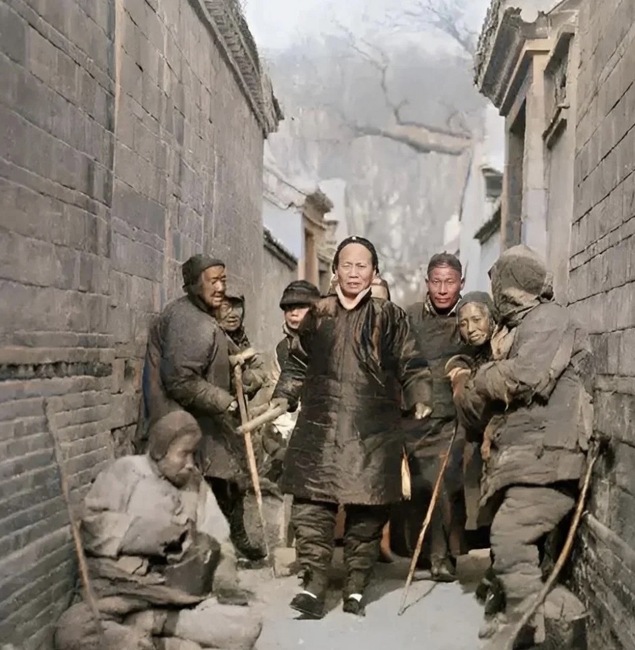 晚清时期的一位地主婆,身穿绸缎行走在人群中,意气风发的样子好像忙着