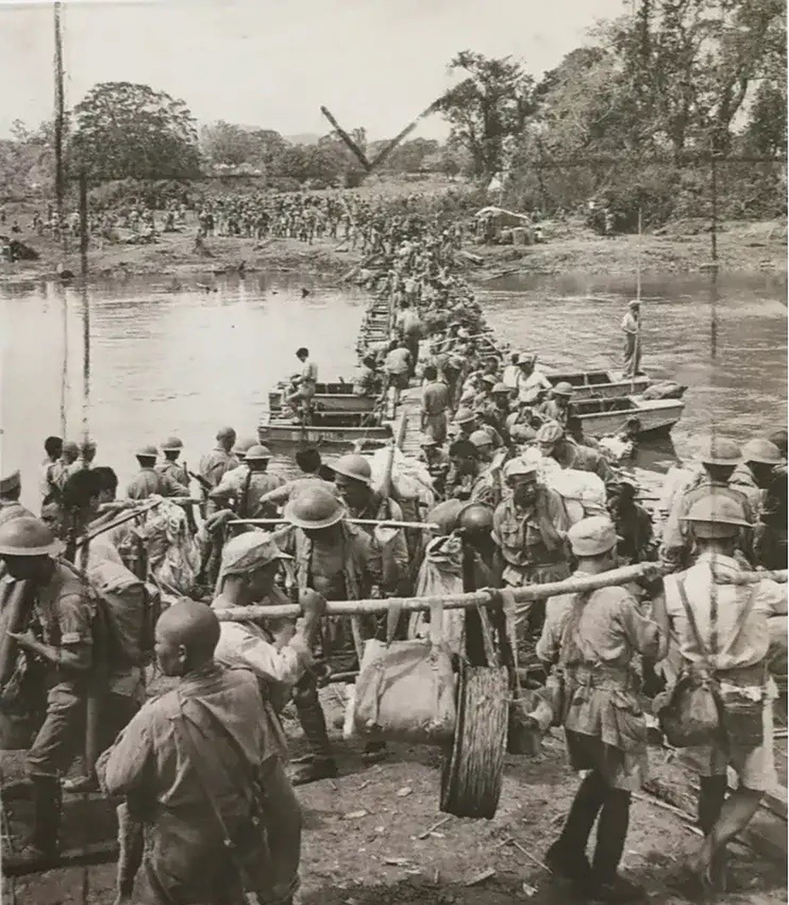 抗战时期万众抗战的场景,看士兵的头盔应该是滇军.#阅读自有力量