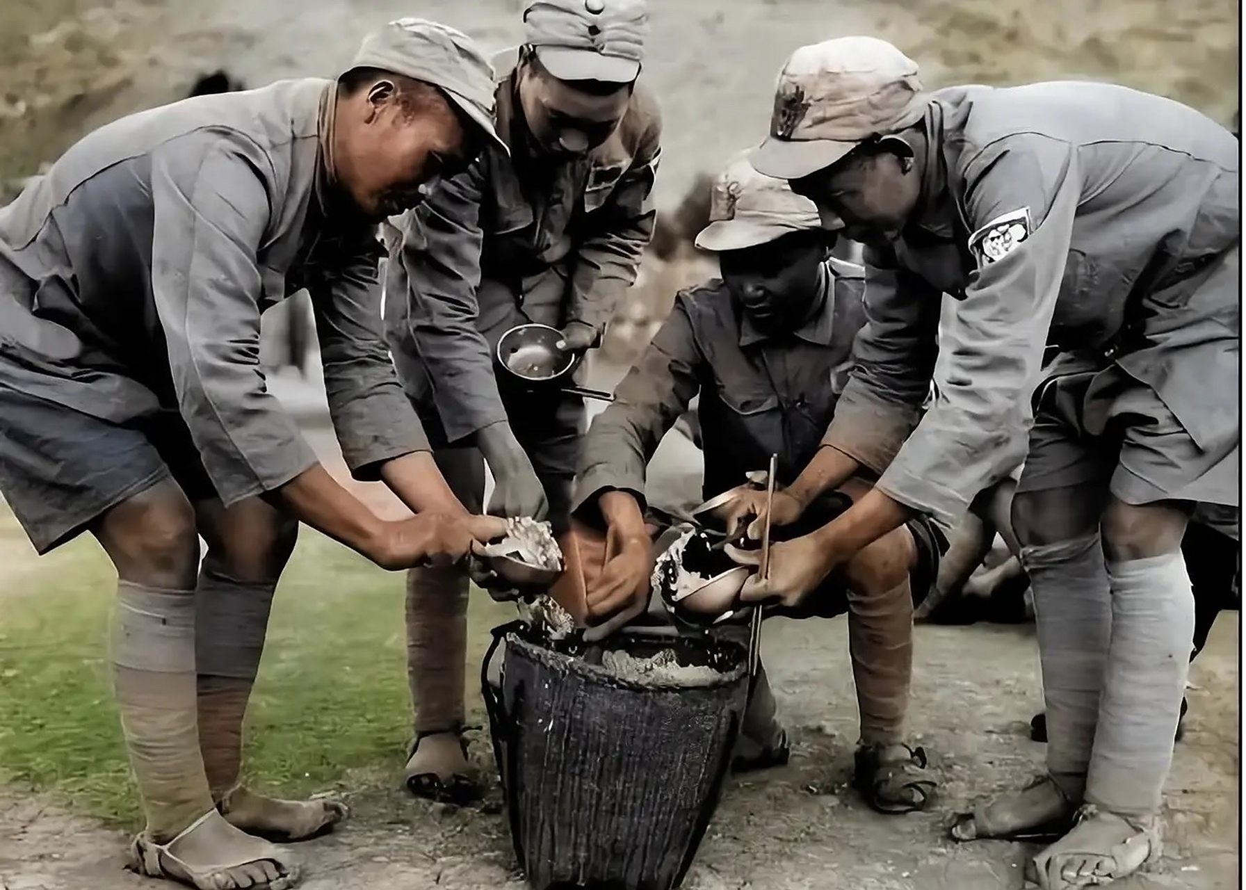 抗日战争时期,最真实的照片,云南怒江前线条件艰苦,战士们的脚趾都露