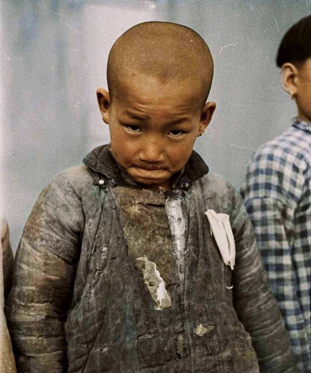 1942年大灾荒中的孤儿,照片原为黑白照,被牛人进行了彩色修复,只能"