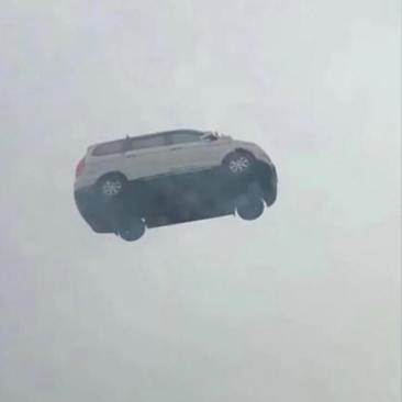 顿时产生一个疑问:这车它到底是咋样从头顶上飞过去汽车飞过头顶