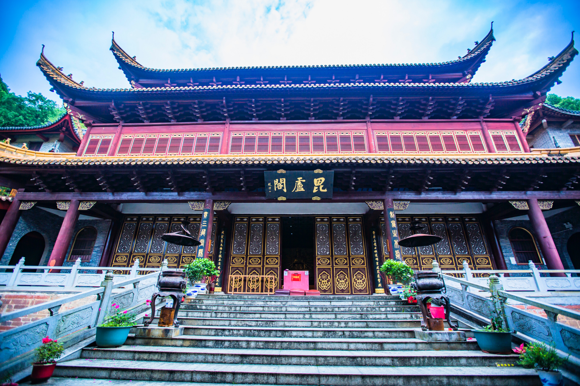 来一次奇妙旅行# 江西吉安青原山有一座净居寺,山门不大,红墙绿树