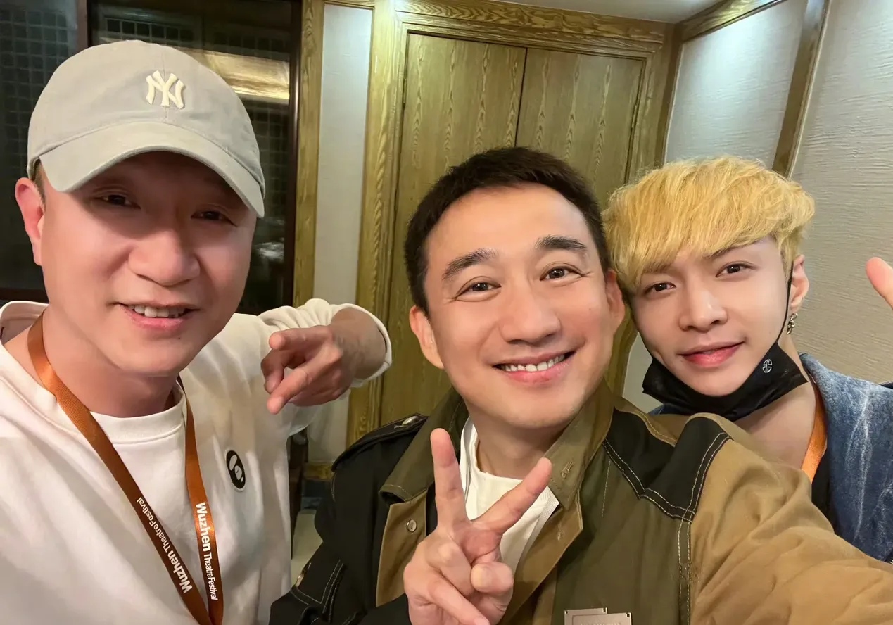 10月25日,黄渤晒出与男人帮成员孙红雷,张艺兴,黄磊,王迅,严敏六人