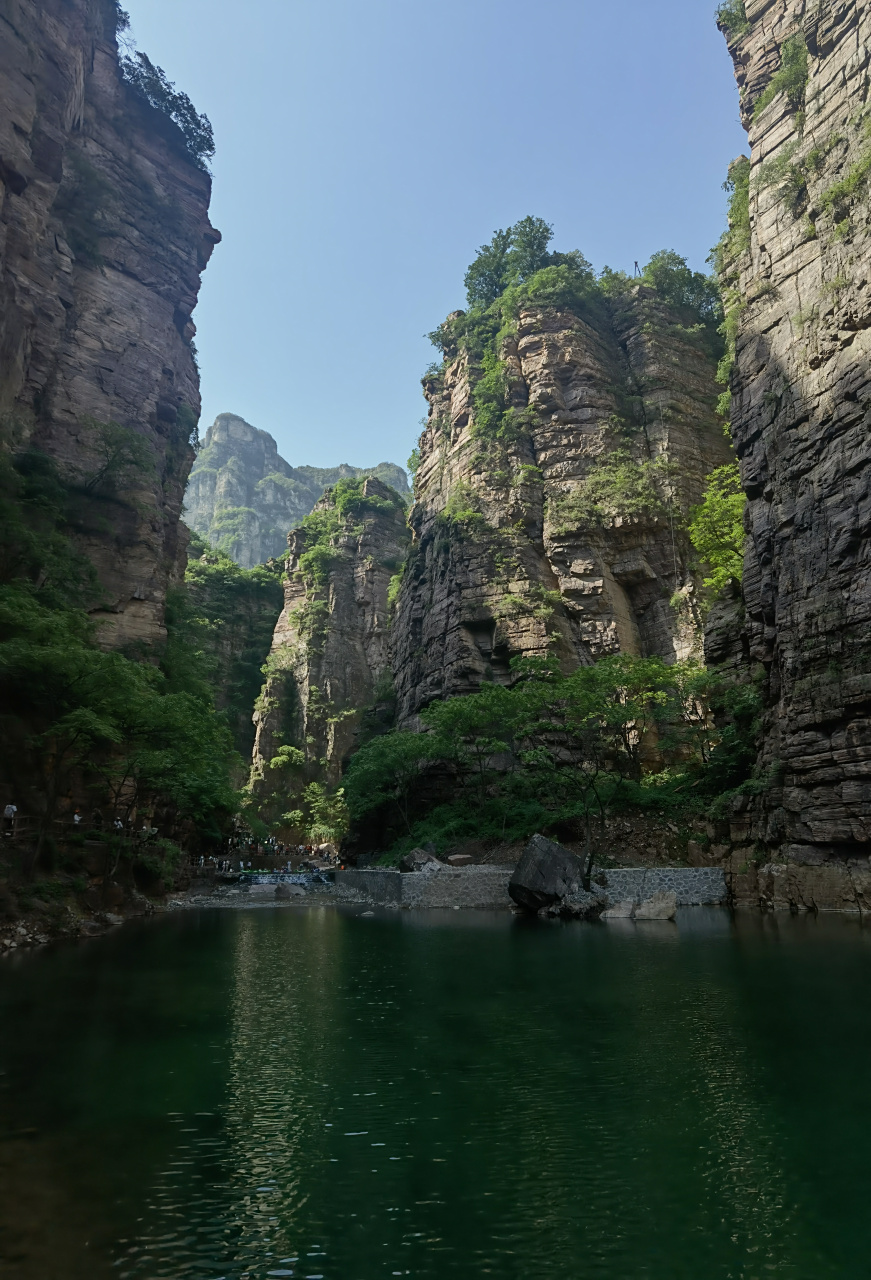 南坪黑龙潭景区位于河南省新乡市辉县市沙窑乡万仙山景区内,属于南