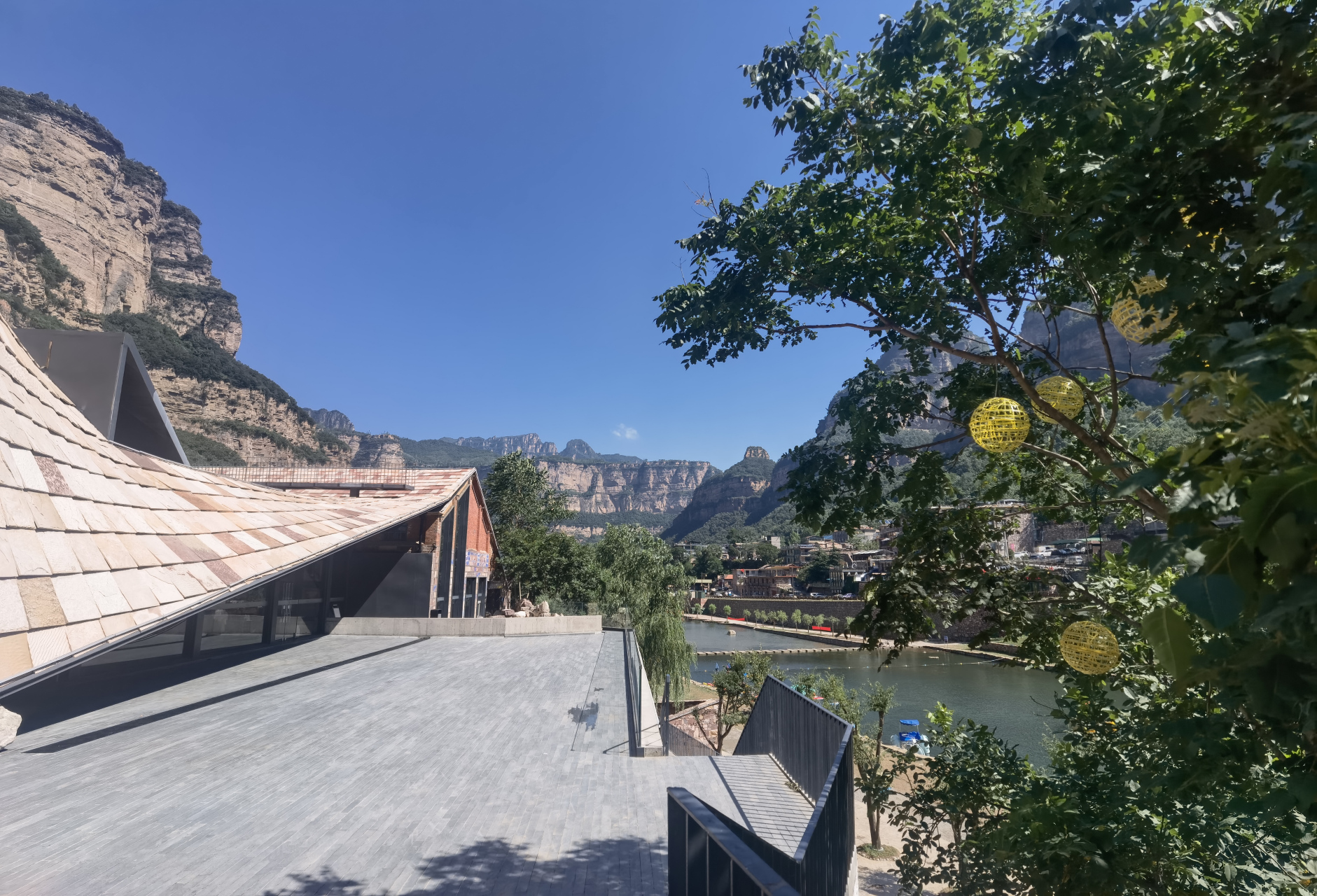 石板岩镇坐落于安阳林州市西北的峡谷内,四周高耸的群山,小镇临水而