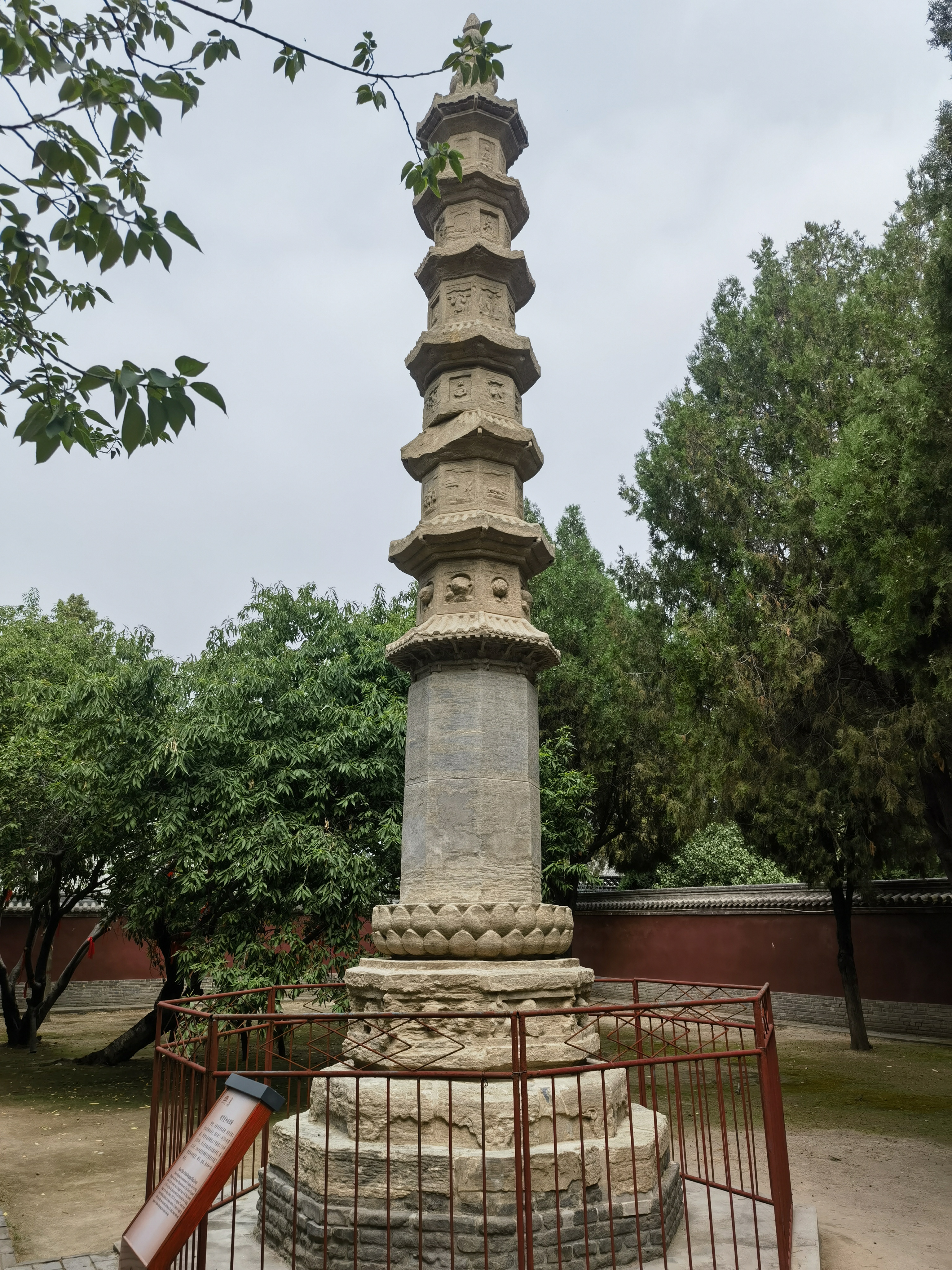 正定隆兴寺位于正定县中山东路北侧,为国家aaaa级旅游景区.