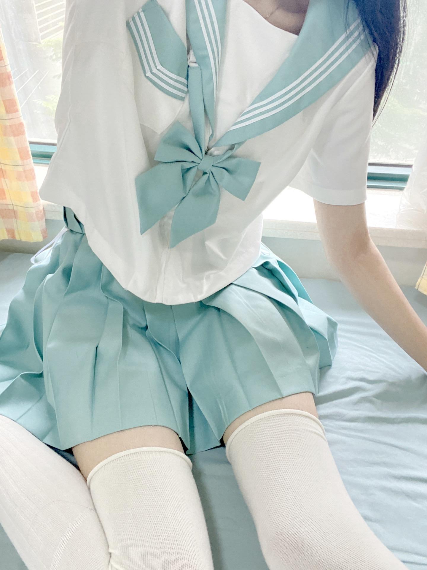 夏日微风,浅蓝色jk制服,白丝袜,窗边少女,清新校园风,一帧定格,美好