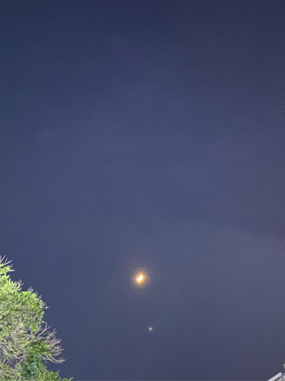 月亮下方的星星,叫什么星星?