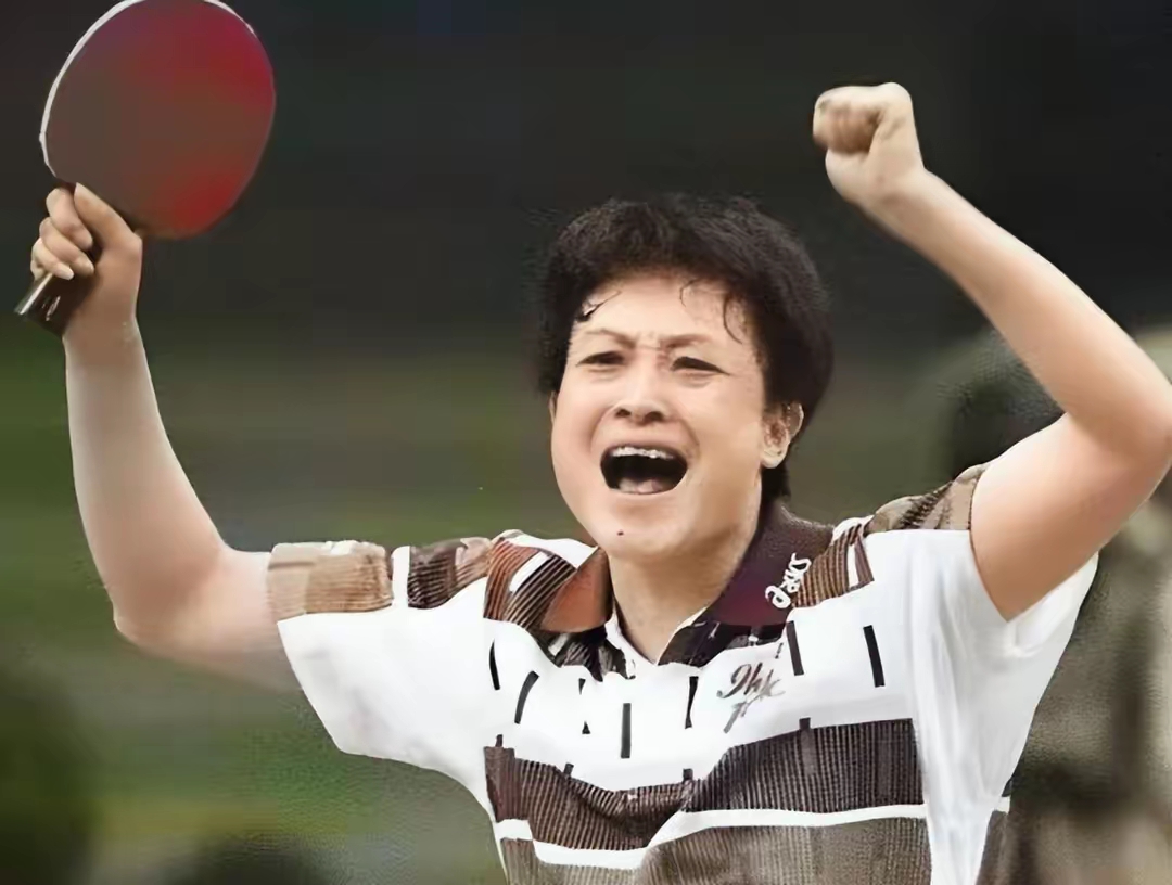 远嫁日本后,改名小山智丽,在1994年亚运会上,每赢一球就高喊"哟西"