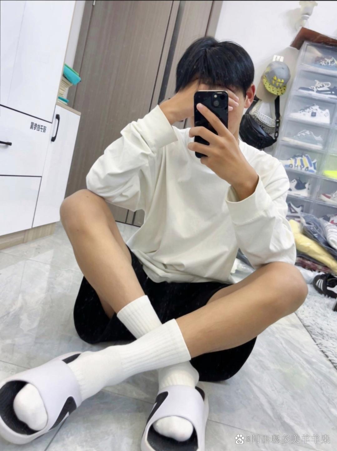 给人一种随性而舒适的感真人短裤的男生坐着的侧脸男侧脸男生真人阳光
