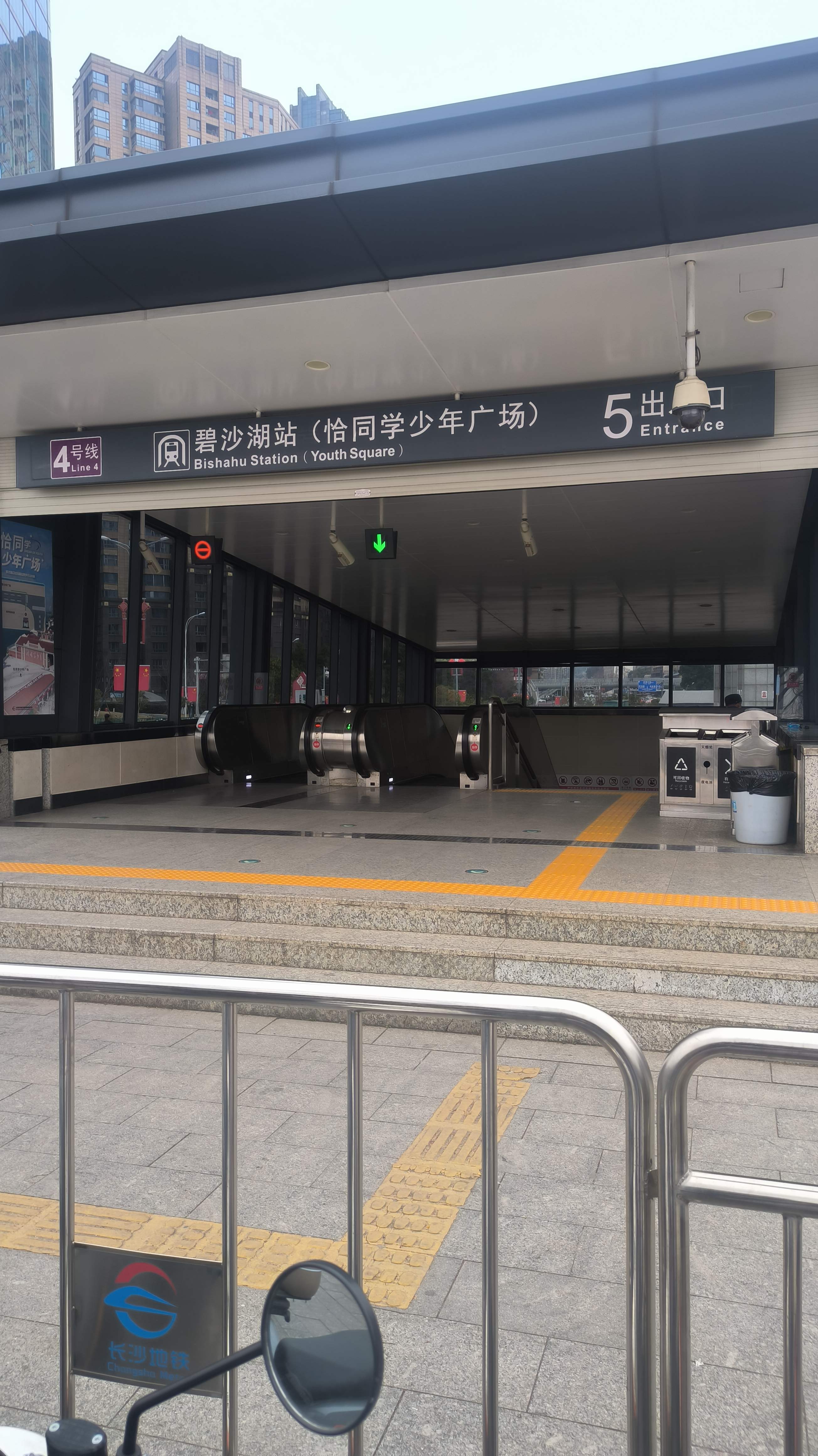 长沙地铁4号线碧沙湖站增加副站名(恰同学少年广场),这一举措不仅丰富