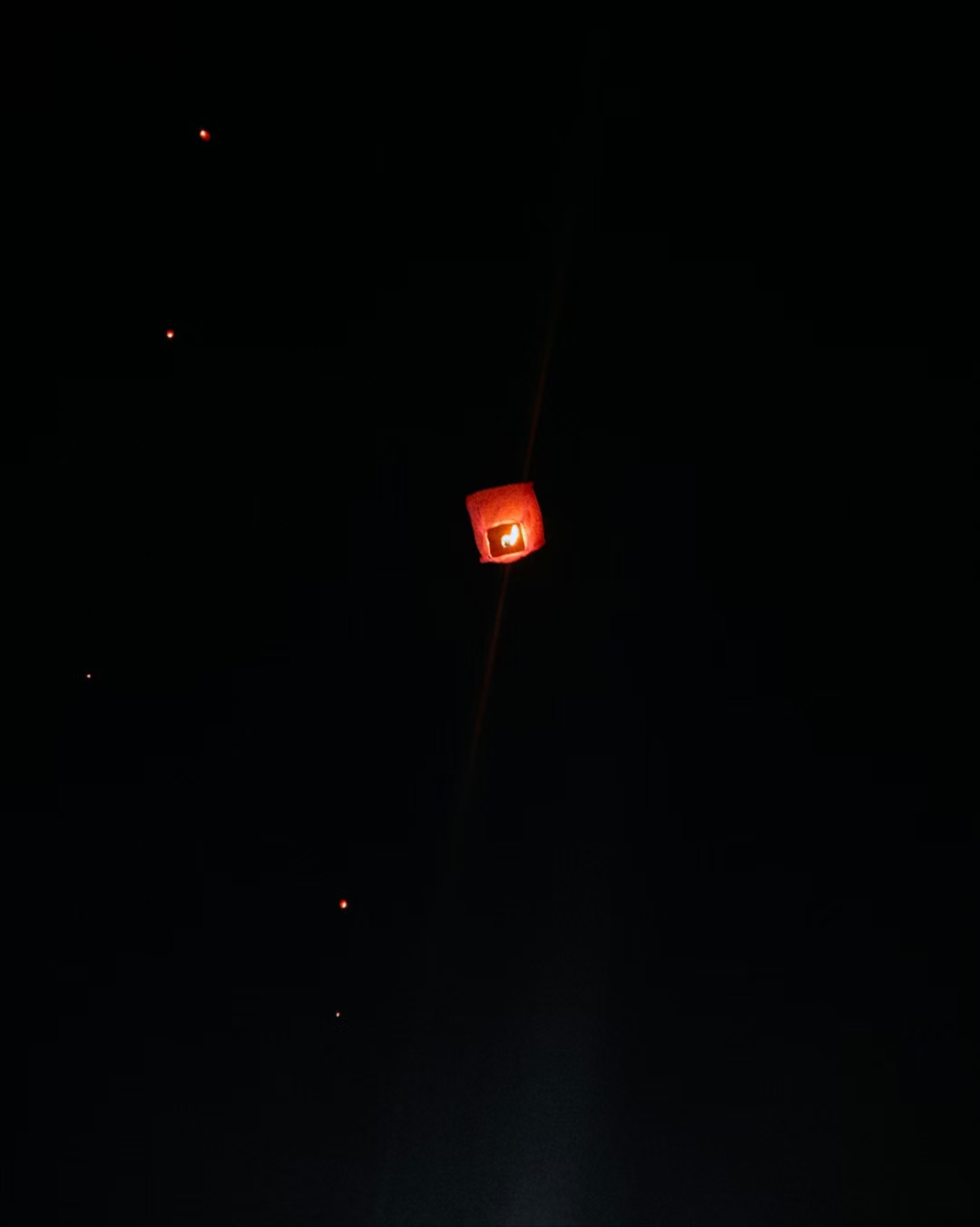 夜空放飞希望,一盏心形孔明灯缓缓升起,承载着美好祈愿,照亮前行的路