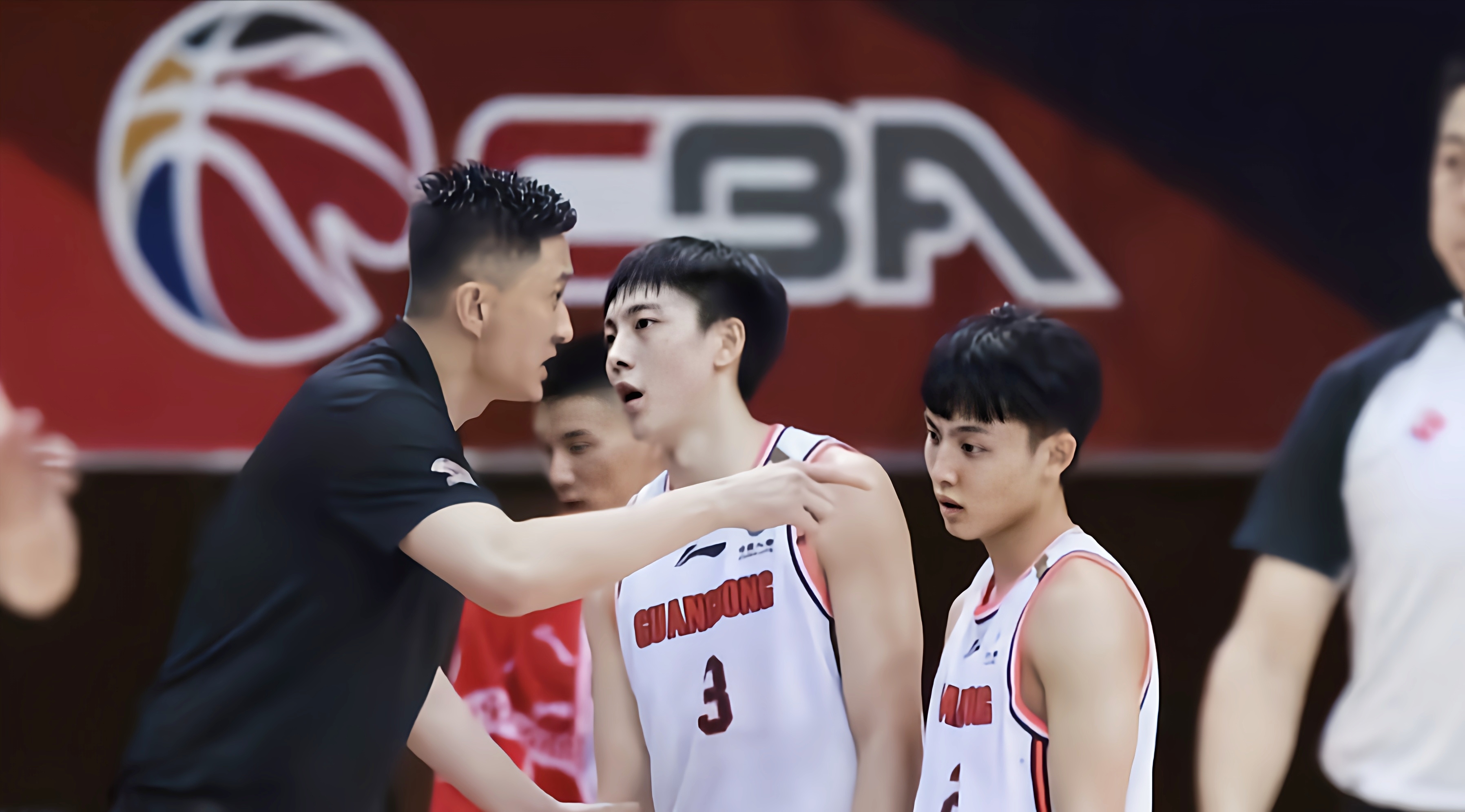 在cba季前赛的一场比赛里,辽宁与江苏进行了一场激烈的角逐.