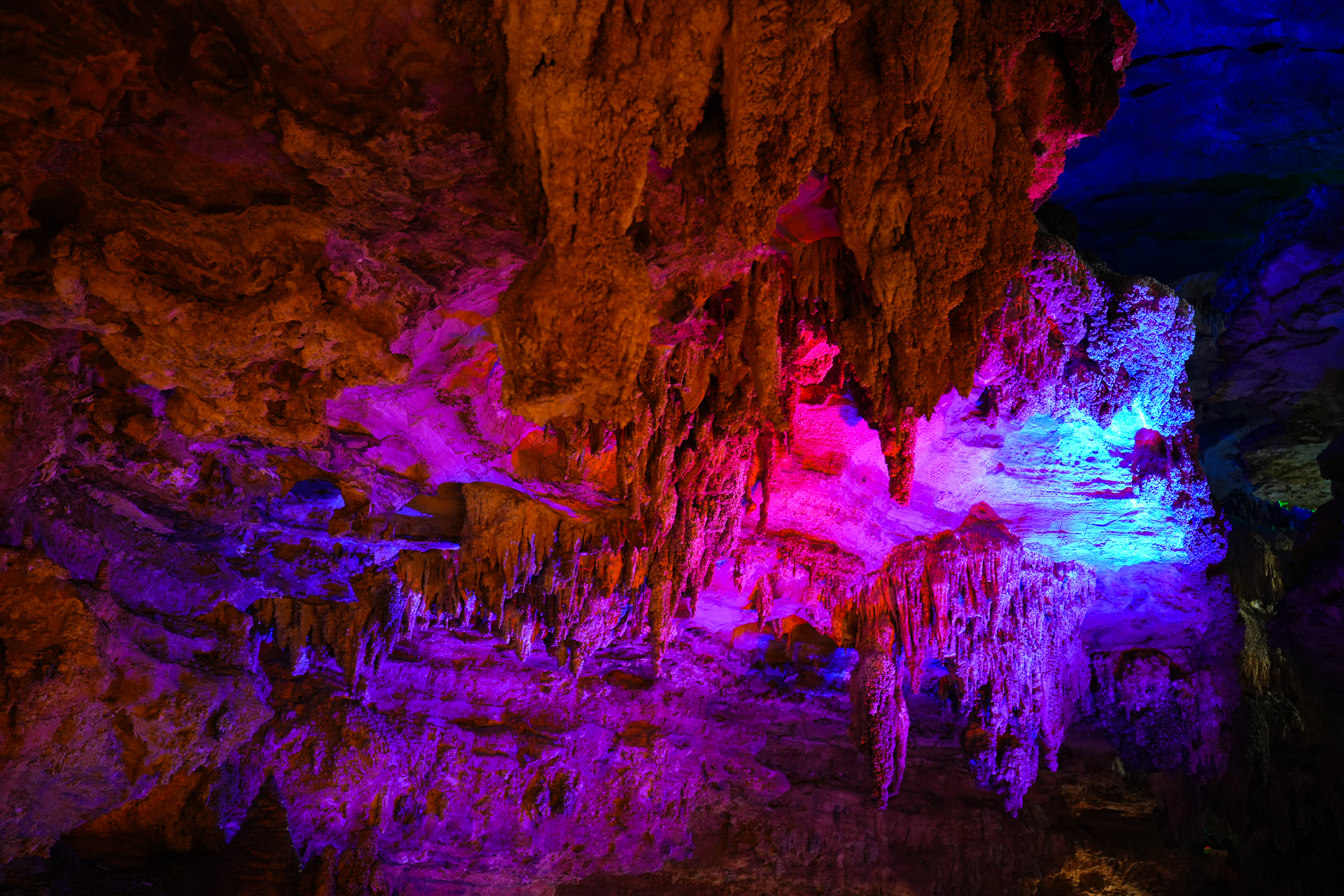 第一次来到贵州绥阳十二背后景区双河洞,其实是一条地下河谷,在地层