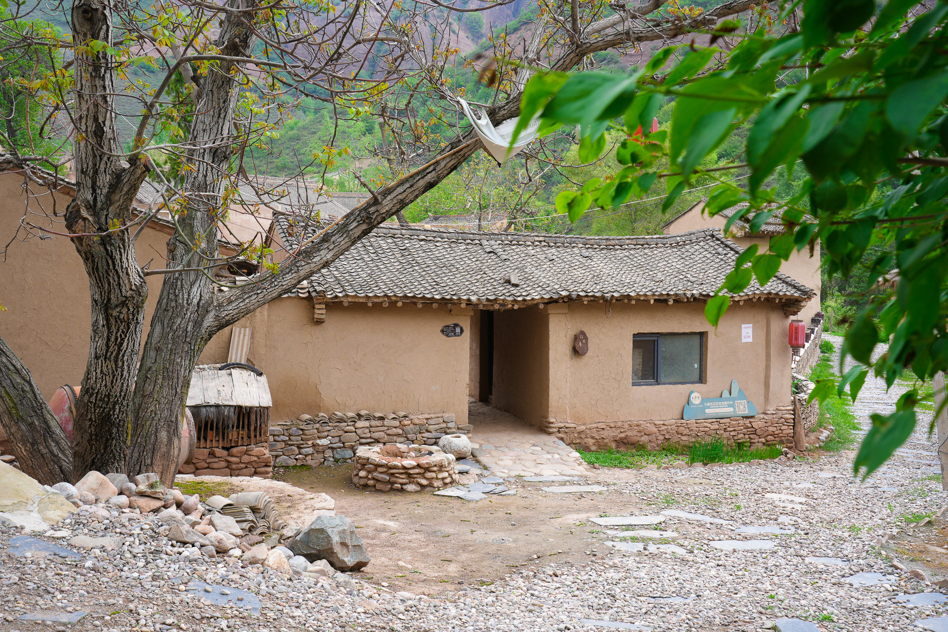 九居谷地质生态文化村位于漳县三岔镇朱家庄村,距离县城7公里,九居谷